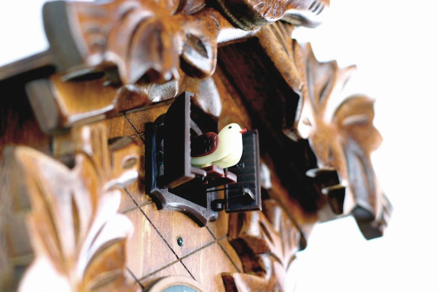 Reloj de cuco de madera con mecanismo de cuarzo que funciona con pilas y con sonido de cuco y mecanismo musical de Eble, diseño de hojas 30 cm
