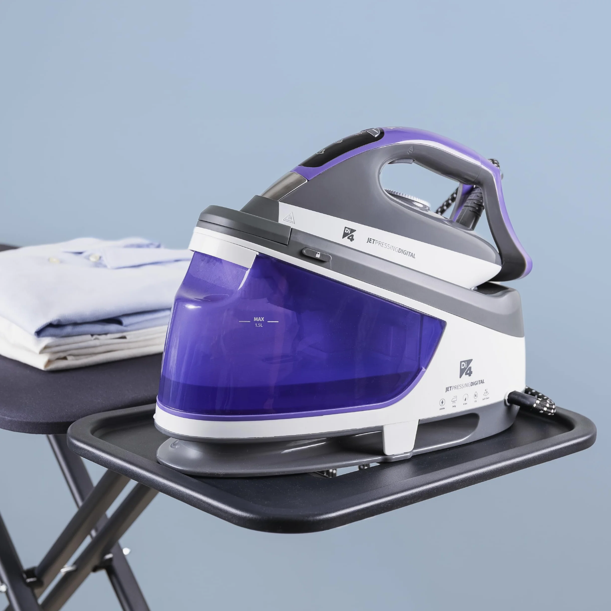 Di4 Centro de Planchado Jet Pressing Digital, Potencia 2600W, 8 Bares, Golpe Vapor 345g, Depósito Extraíble XL 1,5L, Suela Cerámica, Planchado Vertical, Listo en 1 Minuto, Pantalla LED, Autolimpieza