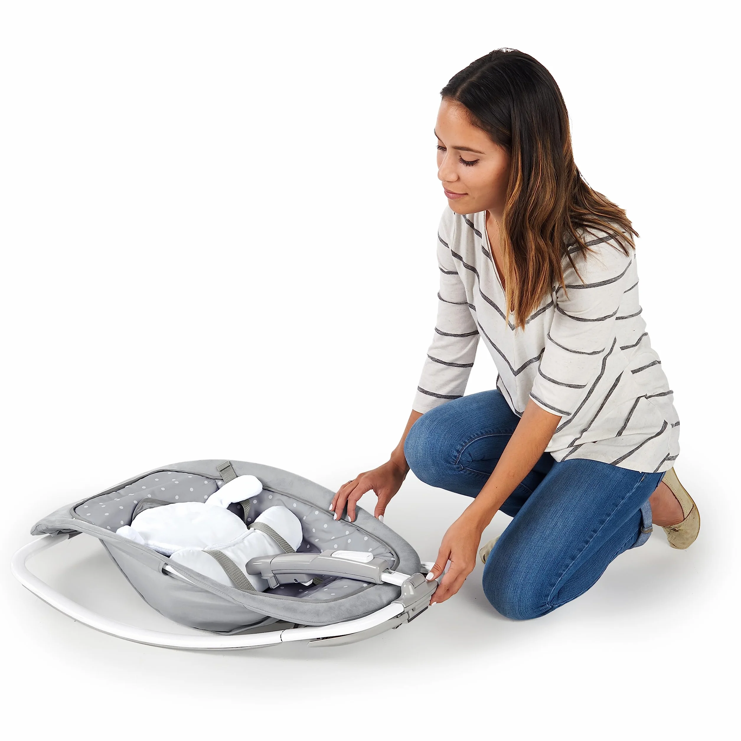 Ingenuity, Hamaca Mecedora para Bebés hasta 18 kg, Cuddle Lamb con vibraciones, arco de juego con 2 peluches, 12 melodías, 4 sonidos de naturaleza, volumen regulable, ergonómico.
