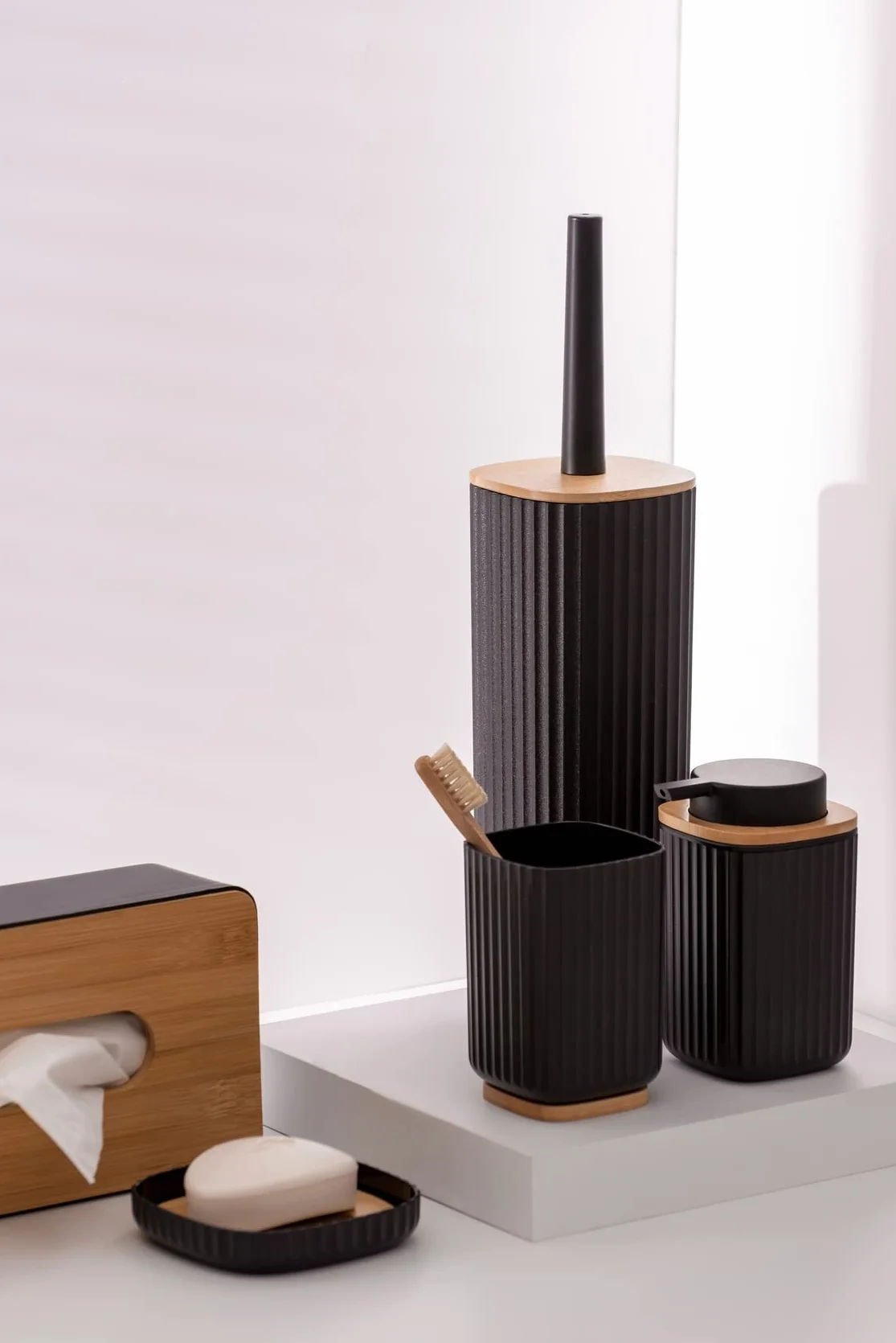 WENKO Vaso para cepillo de dientes Rotello, de plástico, para cepillos de dientes, y base de bambú, para guardar utensilios, con estructura acanalada de fácil sujeción, Ø 8,6 x 11,1 cm, negro/natural