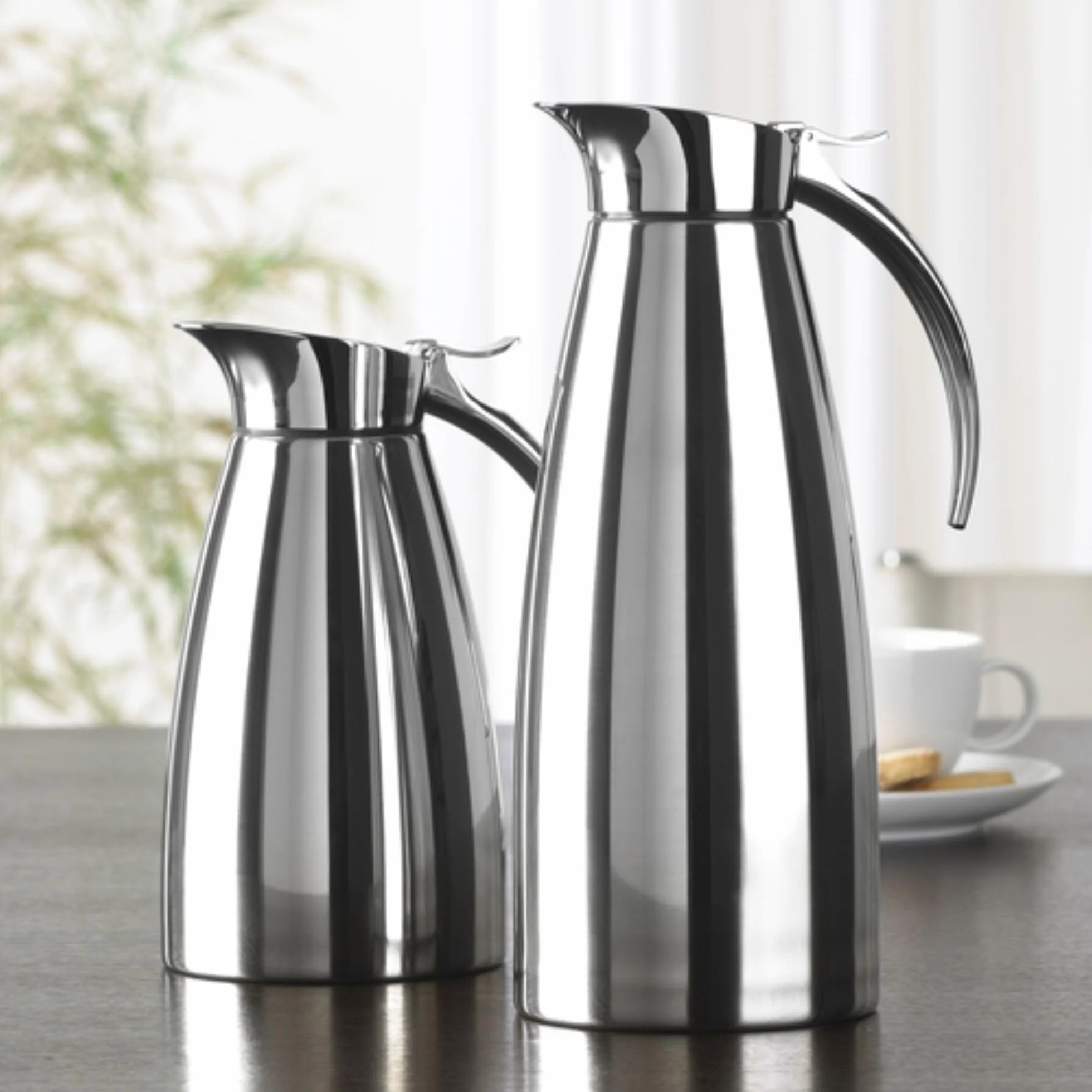Emsa Termo Eleganza Jarra térmica de acero inoxidable, apertura fácil que permite un fácil llenado y lavado, mantenimiento 12 h caliente y 24 h frío, 1.3 l
