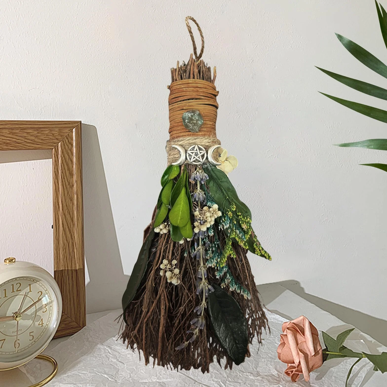 19cm de Escoba de Canela, Mini Escoba Decorativa para Fiesta Temática con Flores Secas Verdes Escobas de Bruja Retablos Wicca Cristal Mágico Natural, Accesorio para Ceremonias Mágicas