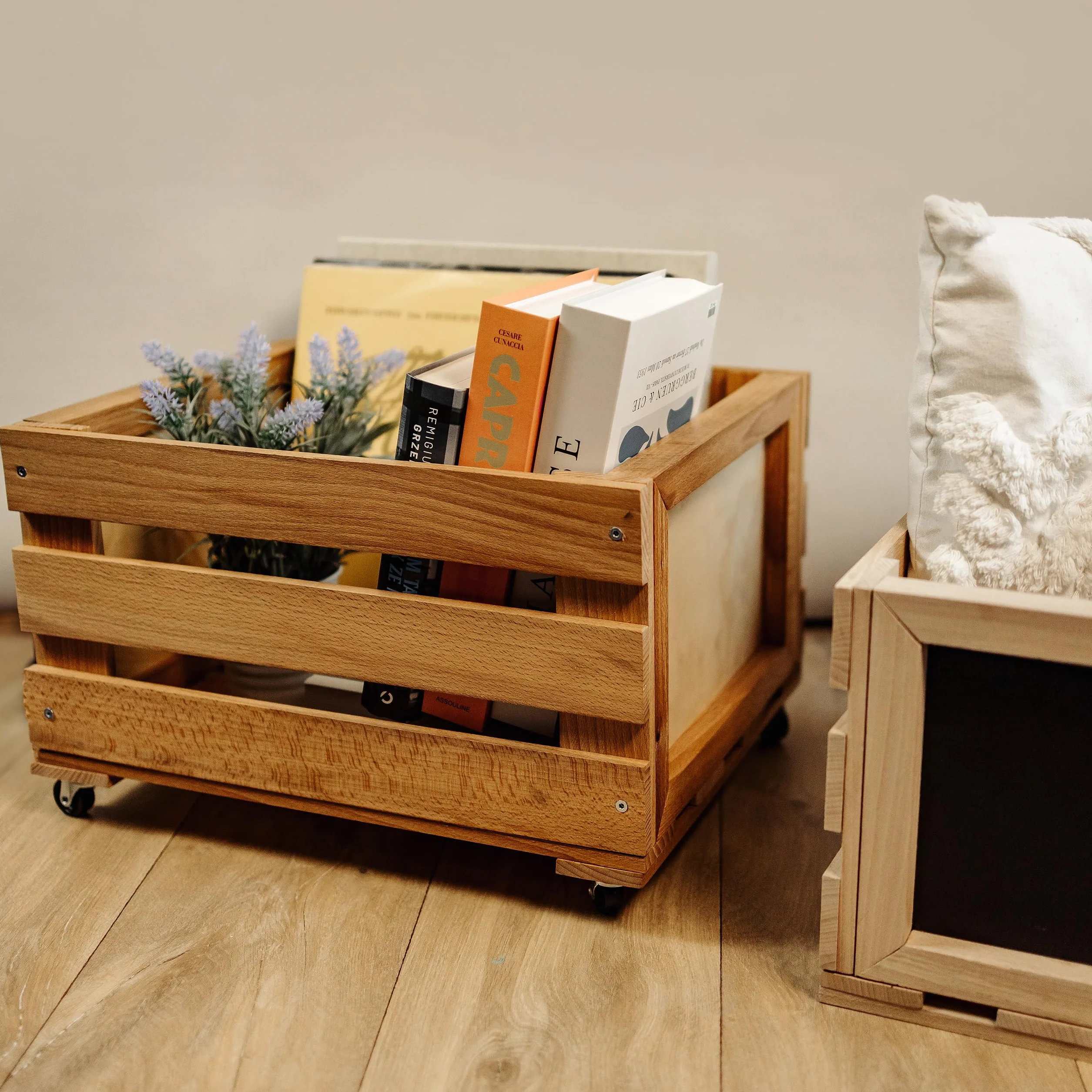 Creative DECO Caja de Madera para Discos de Vinilo con Pizarra | 80 discos | 46x36x29 cm (+/- 1 cm) | Mueble Soporte Cajón con Ruedas Porta Vinilos | Madera de Haya | Cesta para Fruta, Vino, Juguetes