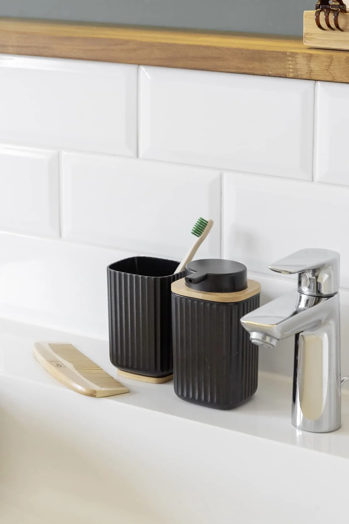 WENKO Vaso para cepillo de dientes Rotello, de plástico, para cepillos de dientes, y base de bambú, para guardar utensilios, con estructura acanalada de fácil sujeción, Ø 8,6 x 11,1 cm, negro/natural