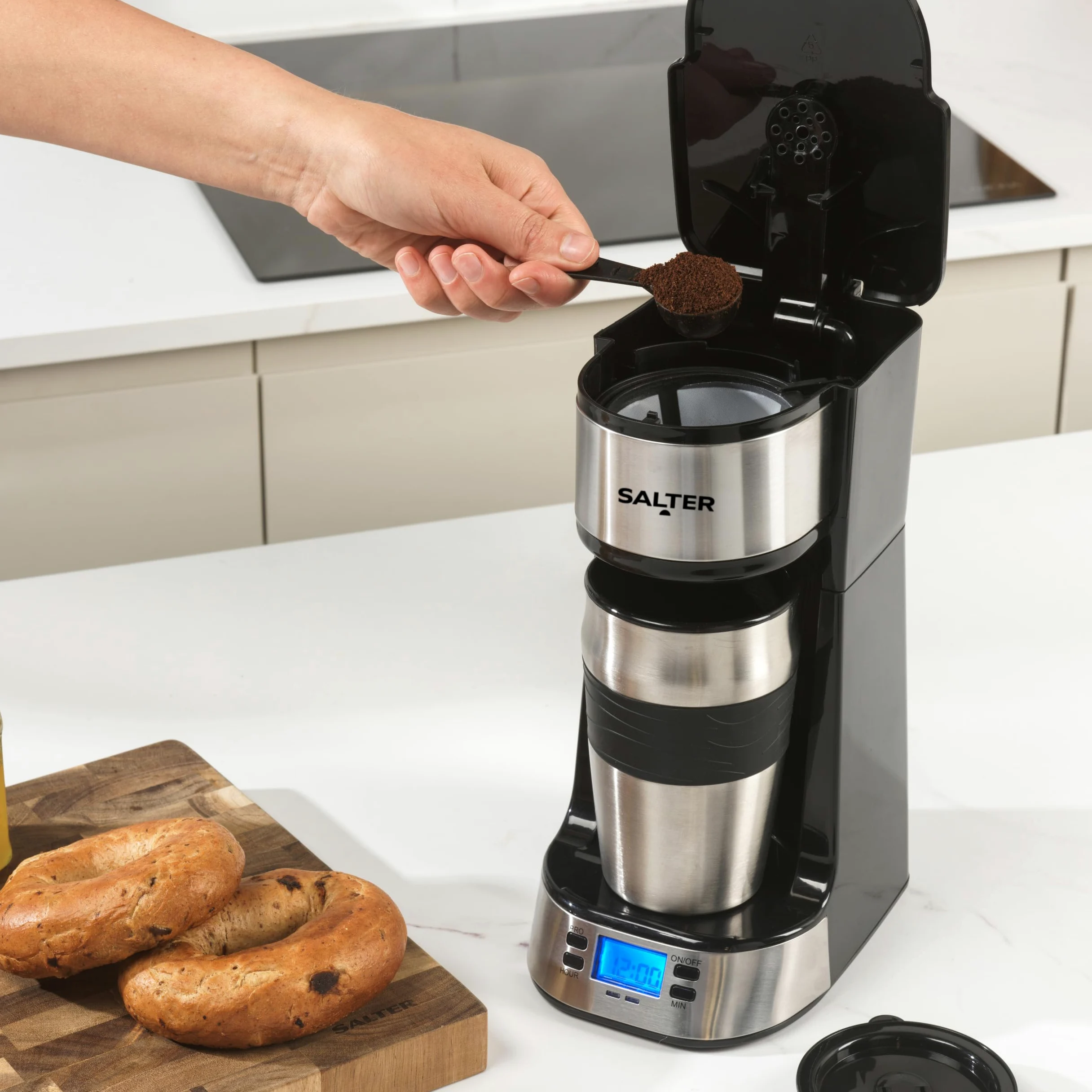 Salter Cafetera de Filtro Digital – Filtro Lavable y Reutilizable, Incluye Taza de Viaje de 420 ml de Acero Inoxidable, Prepara Café en 3-4 Minutos, Compatible con Café Molido o Pads