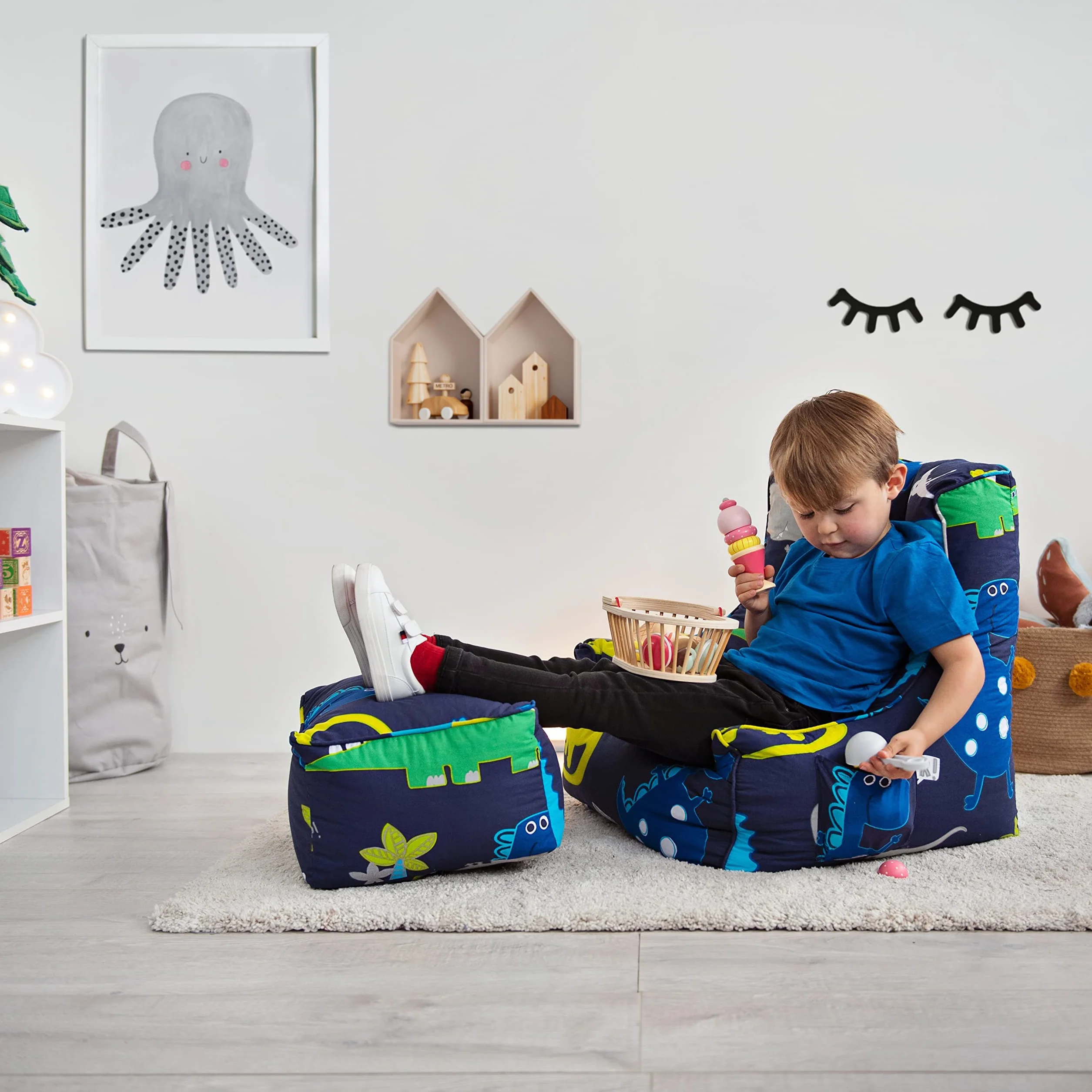 Ready Steady Bed Puf para niños con reposapiés, asiento suave y seguro para jugar a los niños, sillón de diseño ergonómico para niños pequeños, muebles cómodos para niños (dinosaurio oscuro)