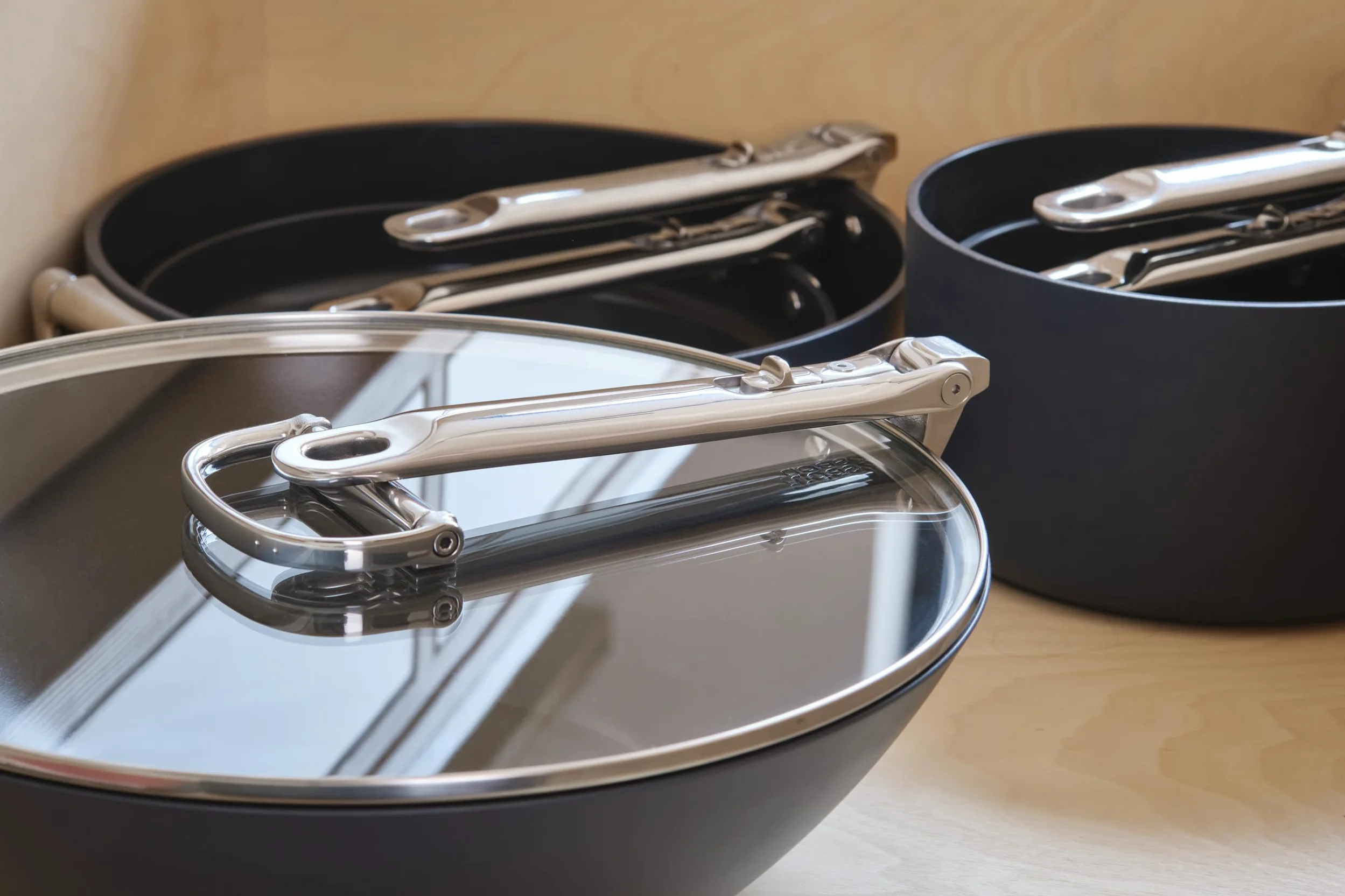 Joseph Joseph Space Wok 32cm con Tapa, Mango Plegable, Ahorro de Espacio, Inducción y Horno, Revestimiento Cerámico