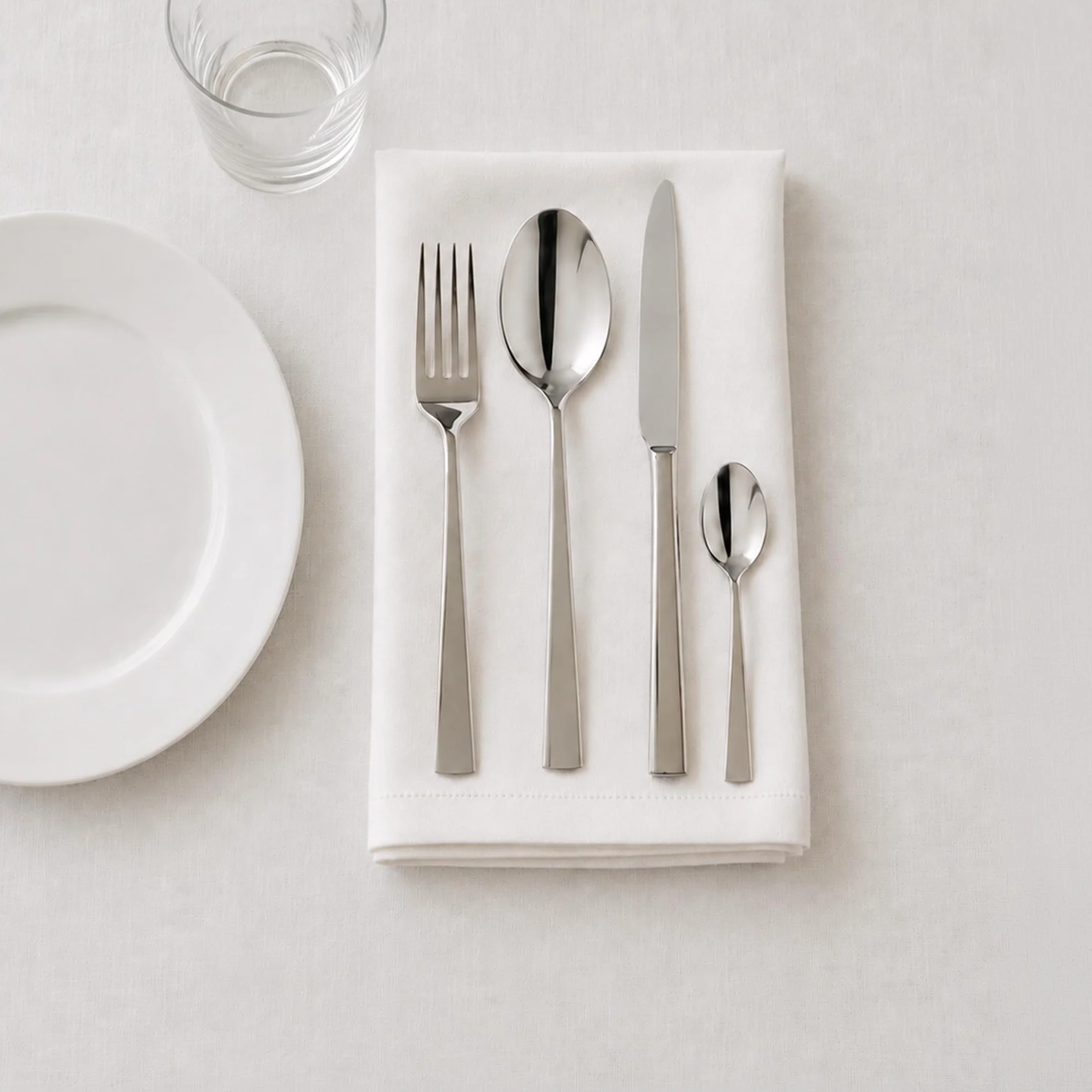 CASTEY - Cubertería Helsinki 24 Piezas, Acero Inoxidable, Diseño Escandinavo Minimalista, Acabado Pulido, Incluye 6 Tenedores, 6 Cuchillos Chuleteros, 6 Cucharas y 6 Cucharillas de Postre