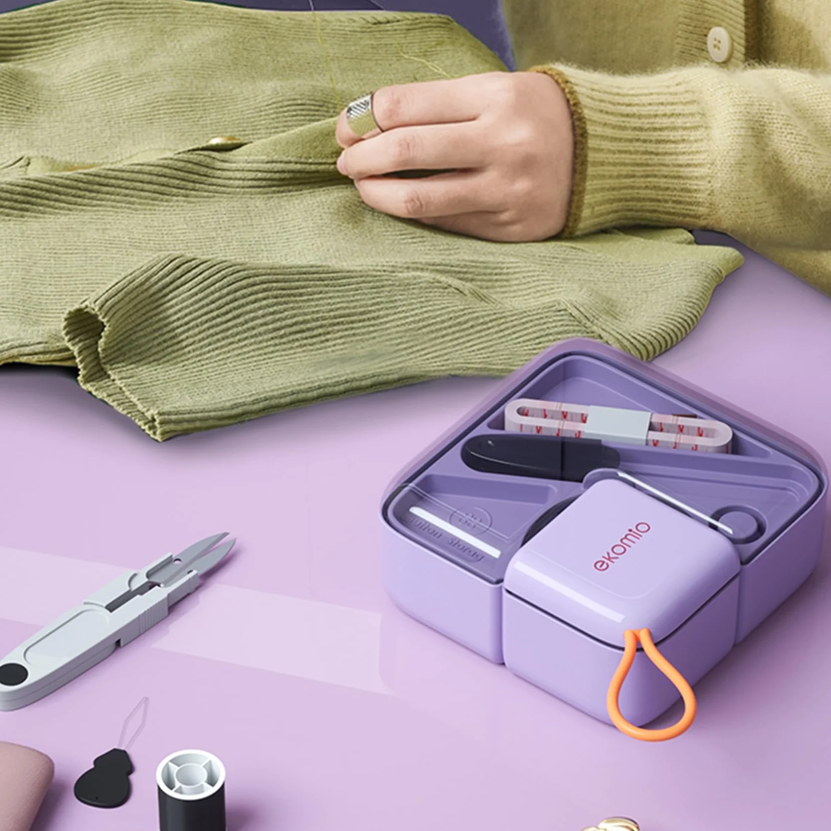 Kit de costura, kit de aguja e hilo con suministros de costura de viaje y accesorios para adultos, niños, principiantes con tijeras, dedal de agujas de coser, hilo, cinta métrica, etc. (morado)