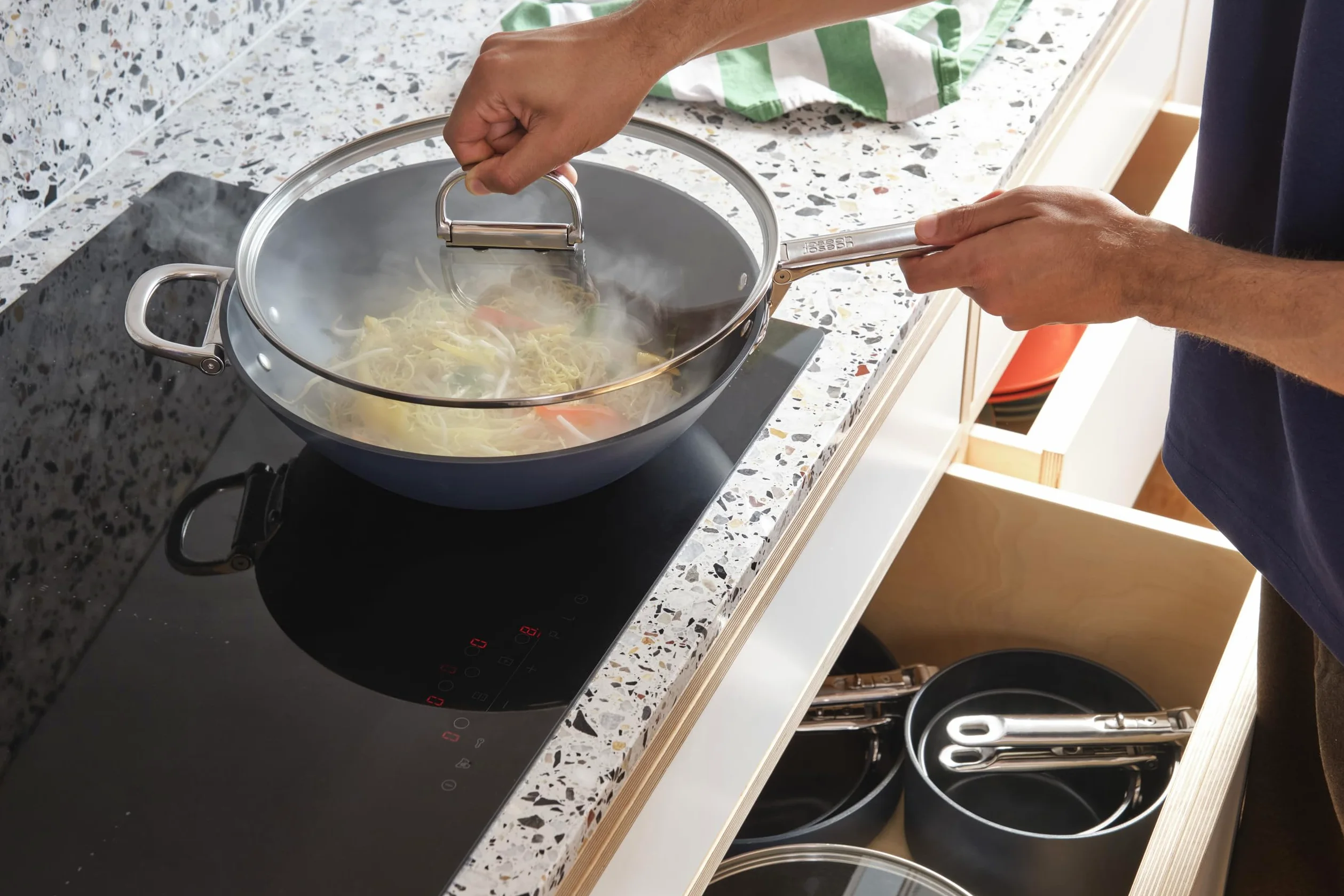 Joseph Joseph Space Wok 32cm con Tapa, Mango Plegable, Ahorro de Espacio, Inducción y Horno, Revestimiento Cerámico