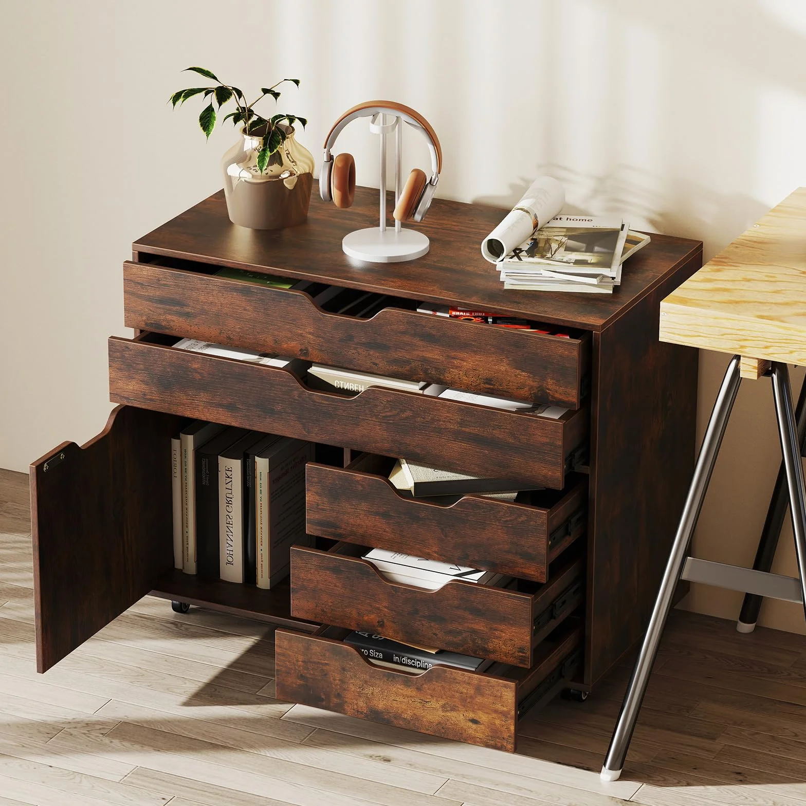 KOMFOTTEU Archivador Móvil con 5 Ruedas, Soporte para Impresora con 5 Cajones en 2 Tamaños y Armario con Puerta, Mueble de Almacenaje para Oficina, Cajonera Escritorio, 77,5 x 40 x 64 cm (Marrón)