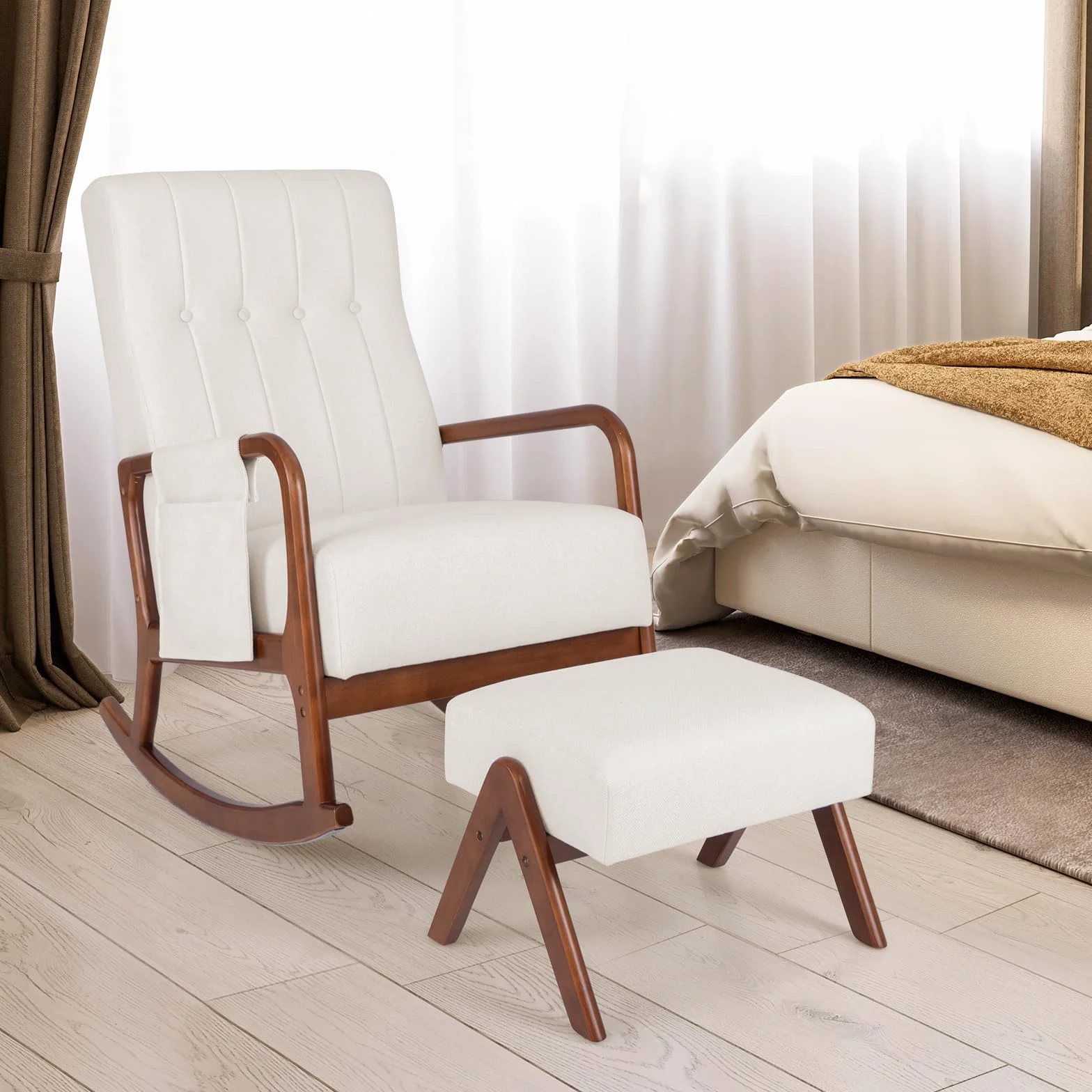 HOMASIS Silla Mecedora con Reposapiés y Bolsillo, Juego de Sillón Balancín con Reposabrazos y Estructura de Madera Maciza, Silla de Lactancia para Salón, hasta 150 kg, 97 x 65 x 104 cm (Beige)