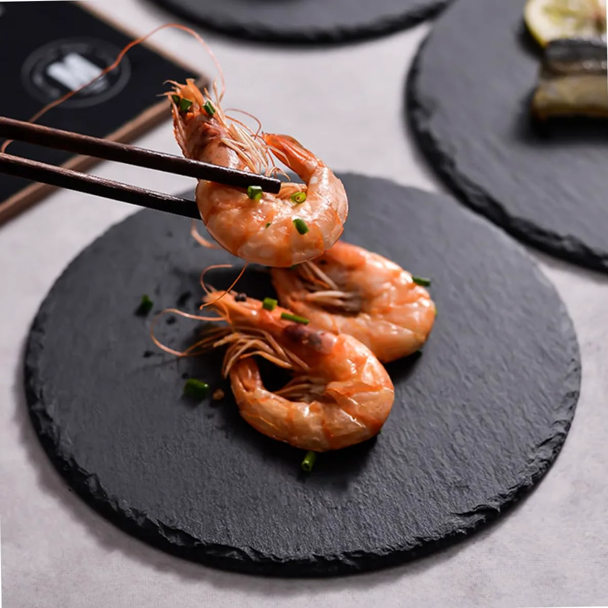SECFOU Plato Redondo de Pizarra Natural Negro para Servir Comida | Multiuso para Desayuno y Postres, Estilo Rústico Chic, Adecuado para Hotel y Restaurante Occidental