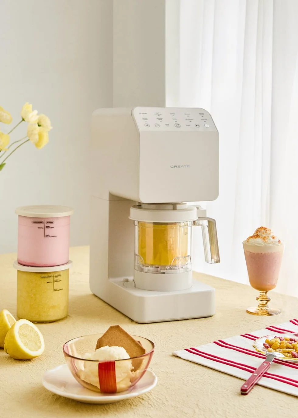 CREATE/ICE CREAM MAKER STUDIO/Heladera multifunción 600 ml 3 tarrinas blanco roto/Tapa cierre magnético, 11 programas, cuchillas extraíbles, 3 contenedores, 800W