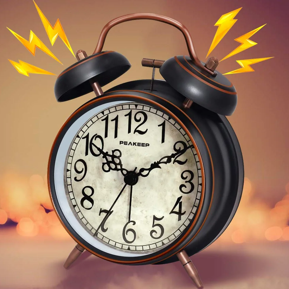 Peakeep Reloj despertador retro de 4.5 pulgadas, funciona con pilas, doble campana (negro con árabe)