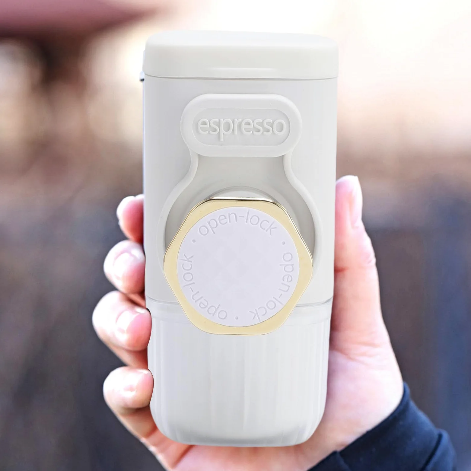 Cafetera portátil de mano, compacta y ligera, funciona manualmente para viajes, camping y senderismo (blanco)