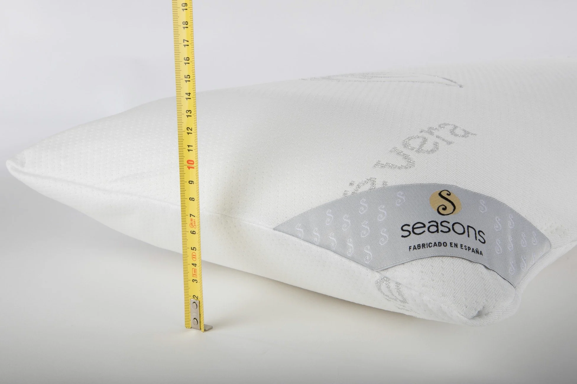 SEASONS - Almohada Viscoelástica Transpirable, 105 cm, Perforada, Antiácaros, Tejido con Aloe Vera con Hilo de Plata, Doble Funda, Tratamiento con Limpieza de Ozono, Fabricado en España