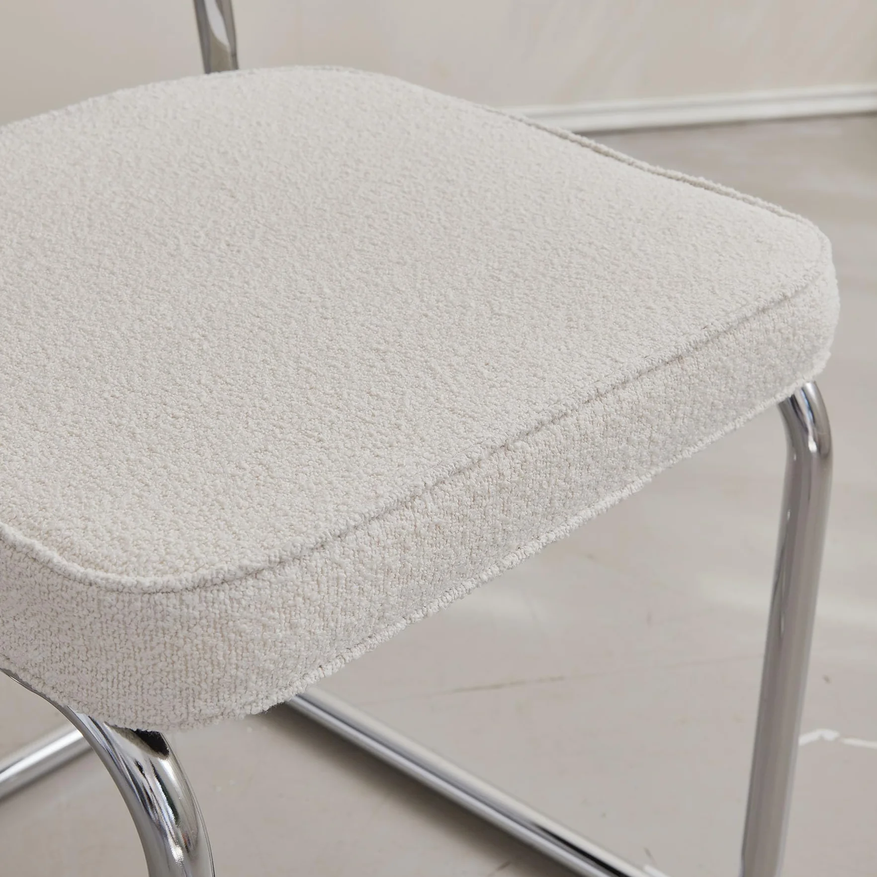 Pack 4 Sillas de Comedor Estilo Nórdico Silla Escandinava; Sillas de Cocina Modernas con Respaldo de Madera Maciza de Ratán y Asiento Tapizado (Blanco Polar)