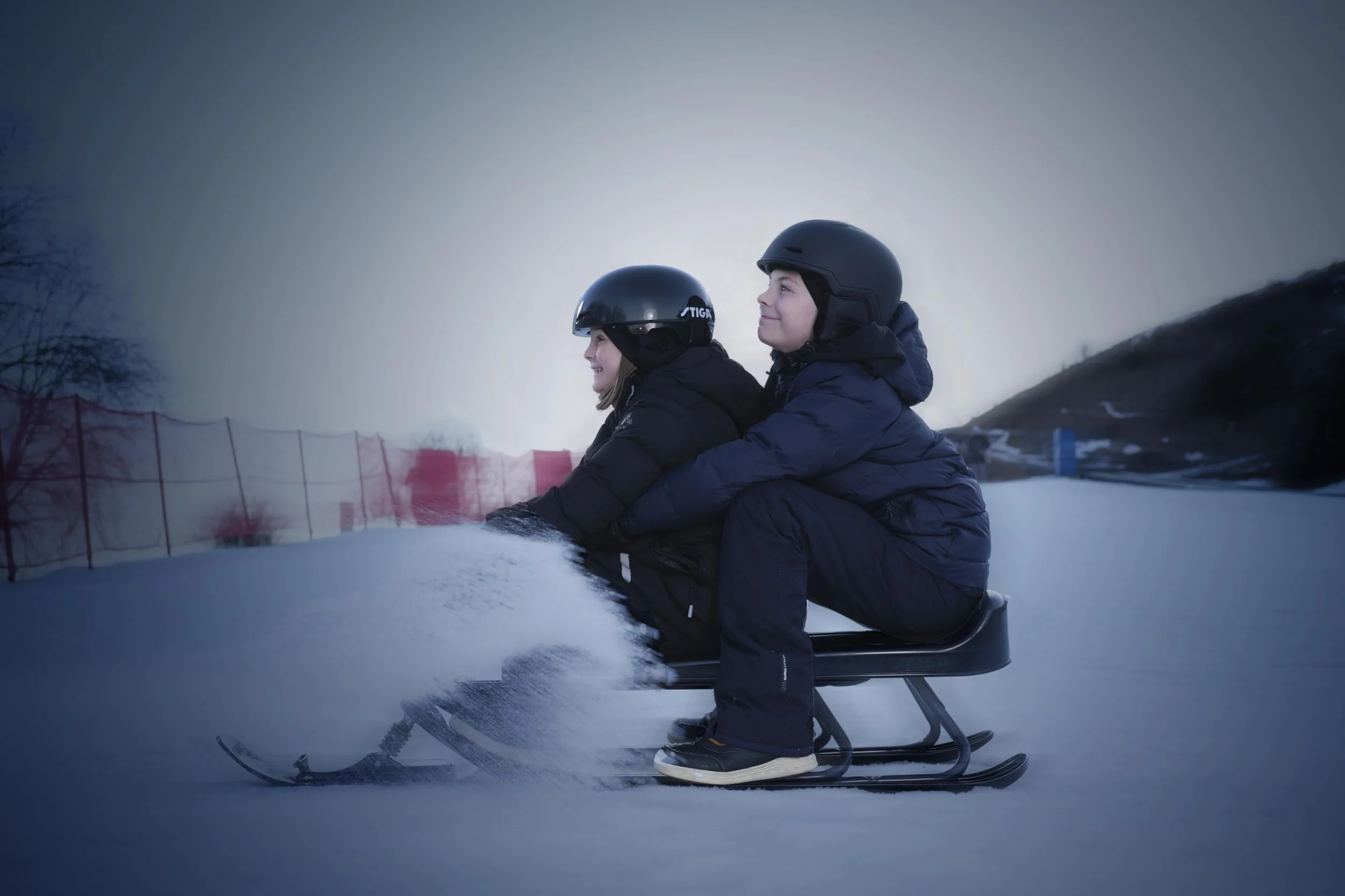 STIGA Snowracer King Size GT Trineo con Frenos y Volante para Niños y Adultos - Blanco/Negro