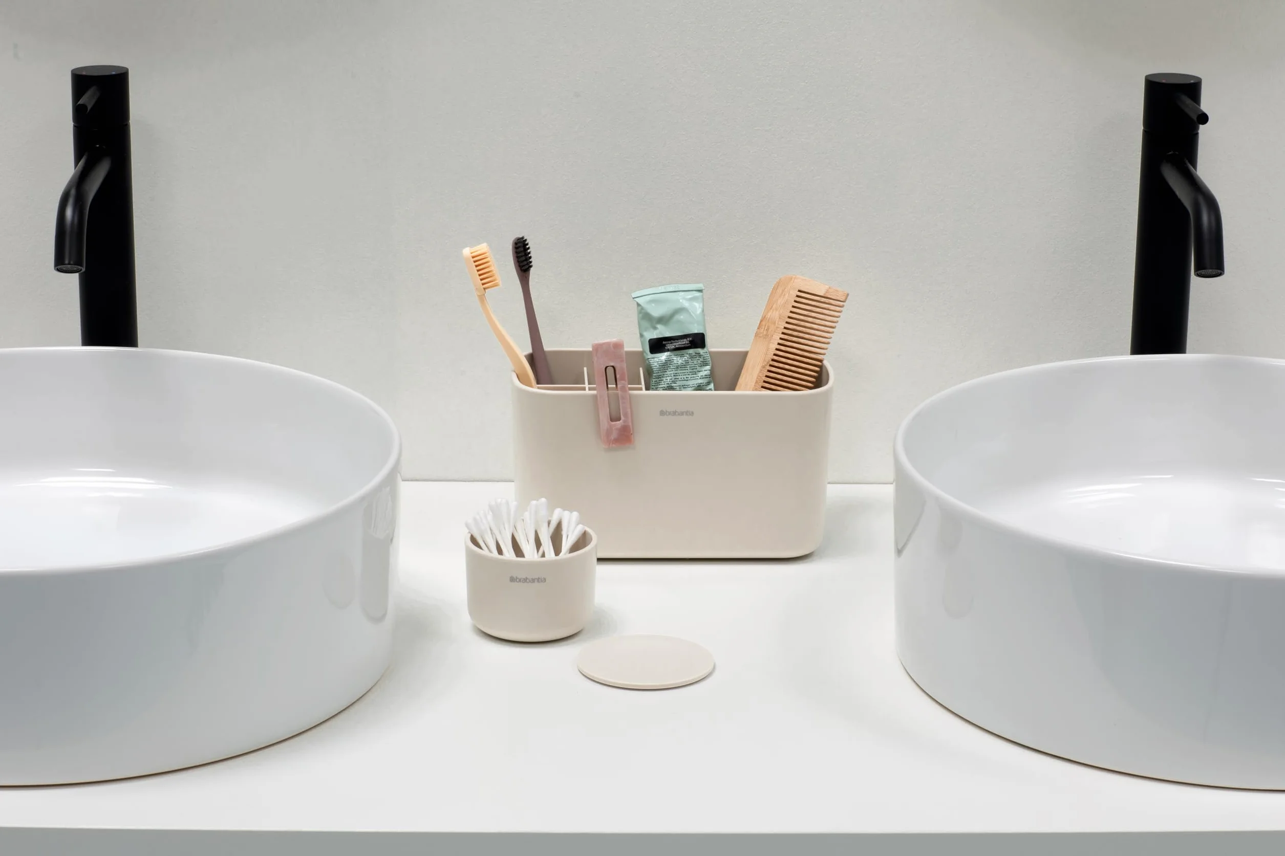 Brabantia - ReNew Organizador para el Baño - Organizador para el Lavabo - Apto como Portacepillos de Dientes - No Raya - Fácil de Limpiar - Resistente a la Corrosión - Soft Beige - 19,7 x 9,8 x 11 cm