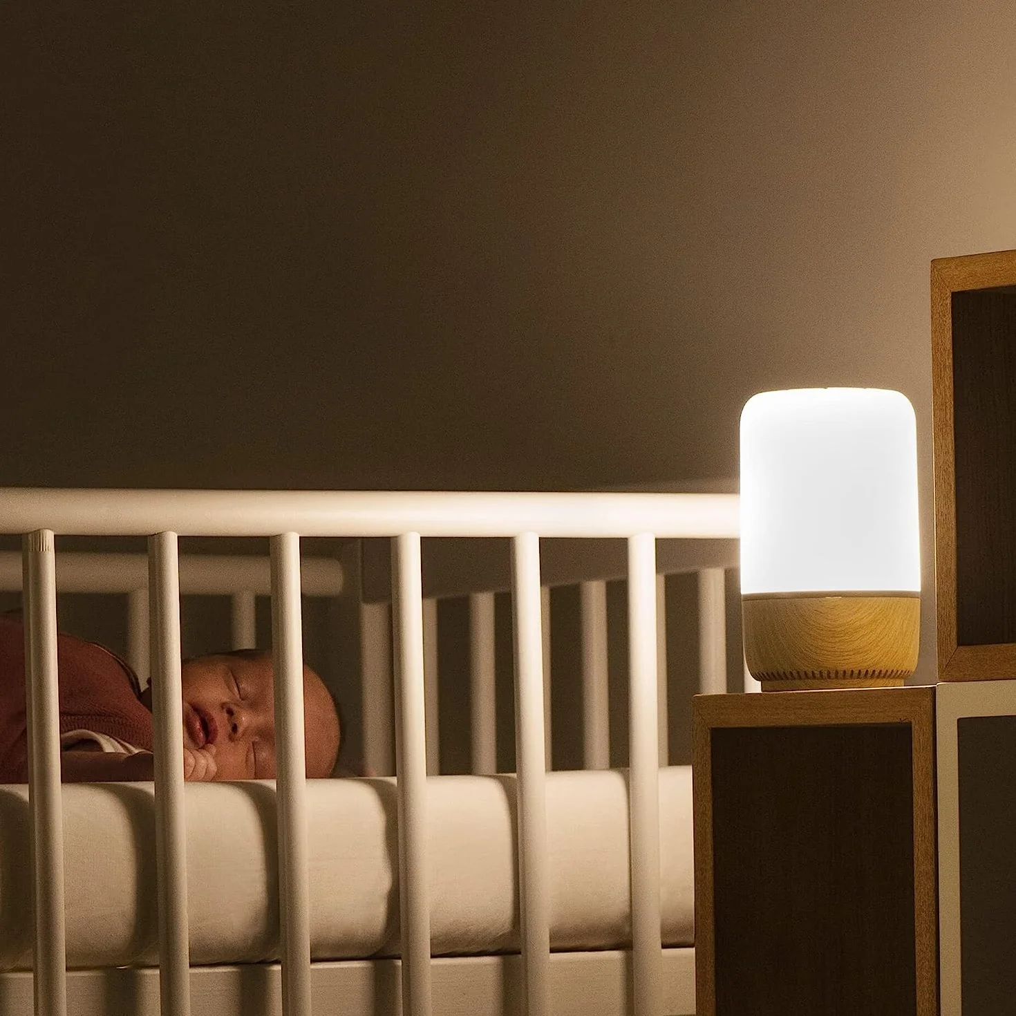 Maxi-Cosi Soothe Luz quitamiedos bebe, máquina de ruido blanco con 20 sonidos relajantes, luz nocturna inteligente, compatible con Alexa y Google Home