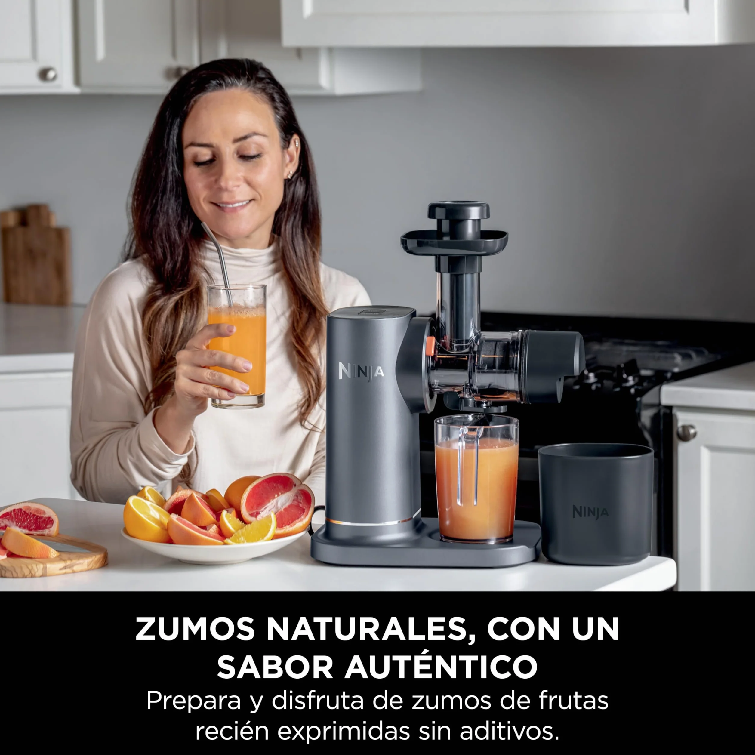 Ninja Licuadora de Prensado en Frío para Zumos y Bebidas Saludables - Diseño Compacto y Fácil de Limpiar - Jarra de 700 ml y Recipiente para Pulpa de 1,1 l - Gris, JC151EU