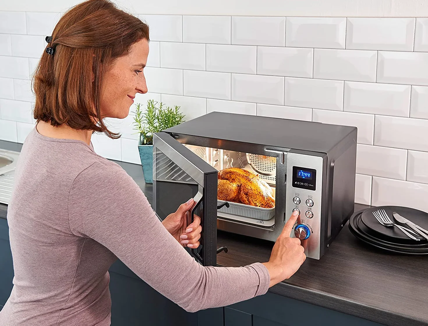 SEVERIN Microondas 3 en 1, microondas con grill, convección y base de vidrio, microondas digital amplio para platos cuadrados, acero inoxidable/negro mate, MW 7777