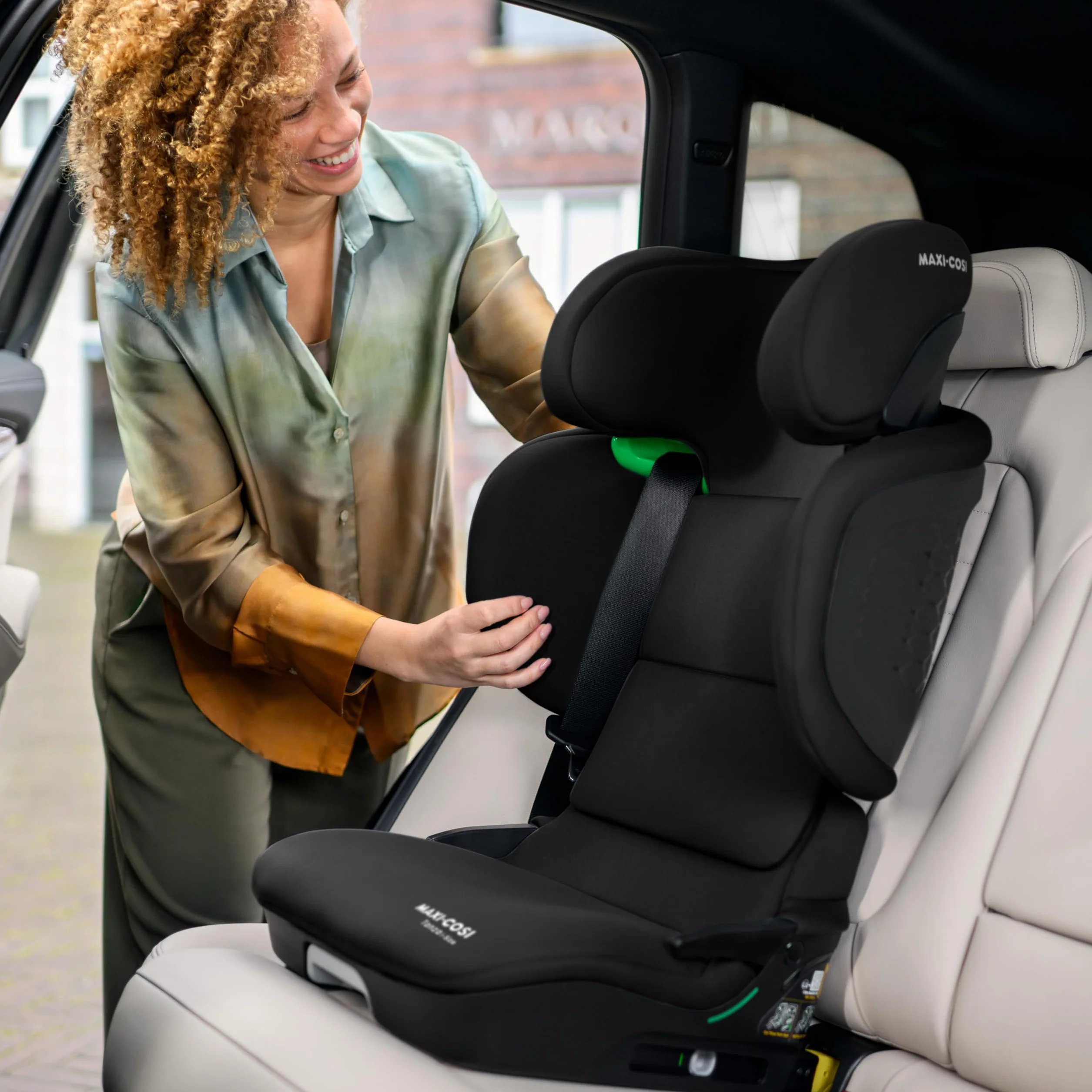 Maxi-Cosi Tanza i-Size, Silla Coche Plegable, Silla de Coche ISOFIX, 3,5-12 a, 100-150cm, Portátil, 10 Posiciones Reposacabezas, Protección Impactos Laterales G-CELL, Asiento Acolchado, Full Black