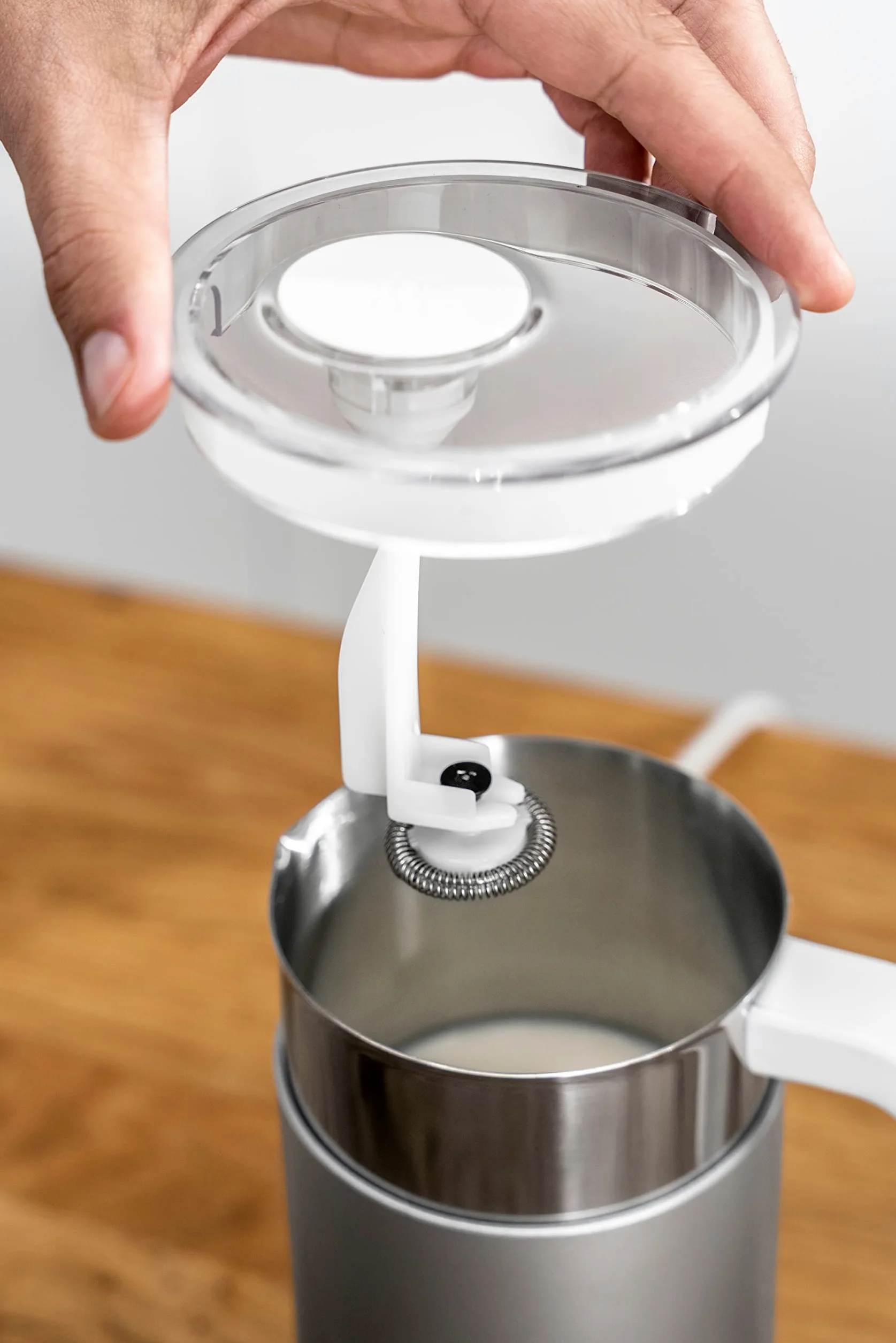 ZWILLING ENFINIGY Espumador de leche eléctrico para leche caliente y fría y alternativas a la leche de origen vegetal, 400 ml, Plata