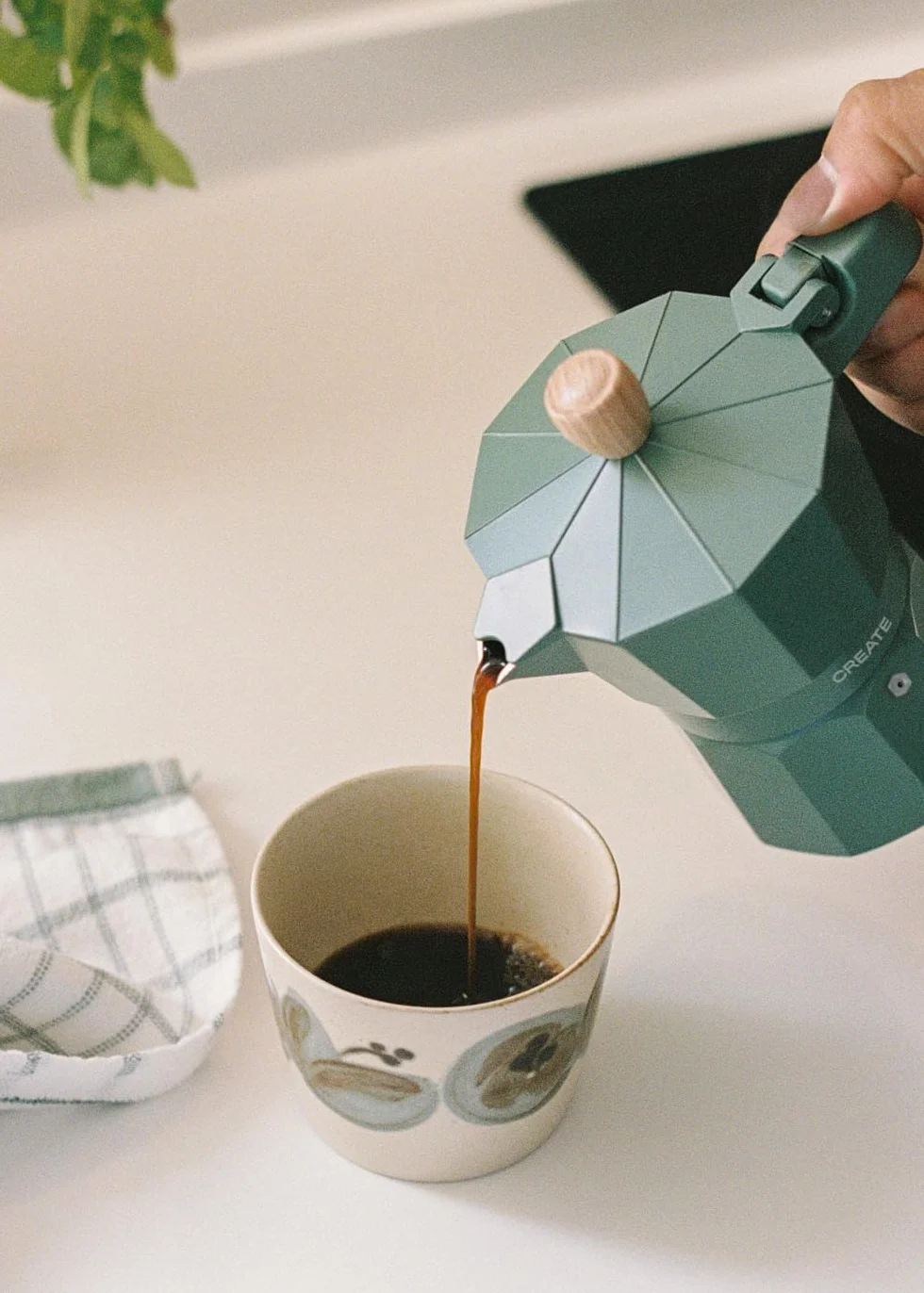 CREATE / THERA MOKA RETRO/Cafetera italiana sin adaptador para inducción verde sage/Capacidad de 6 tazas, aluminio, 350 ml, válvula de seguridad, apta para gas, cocina eléctrica o vitro