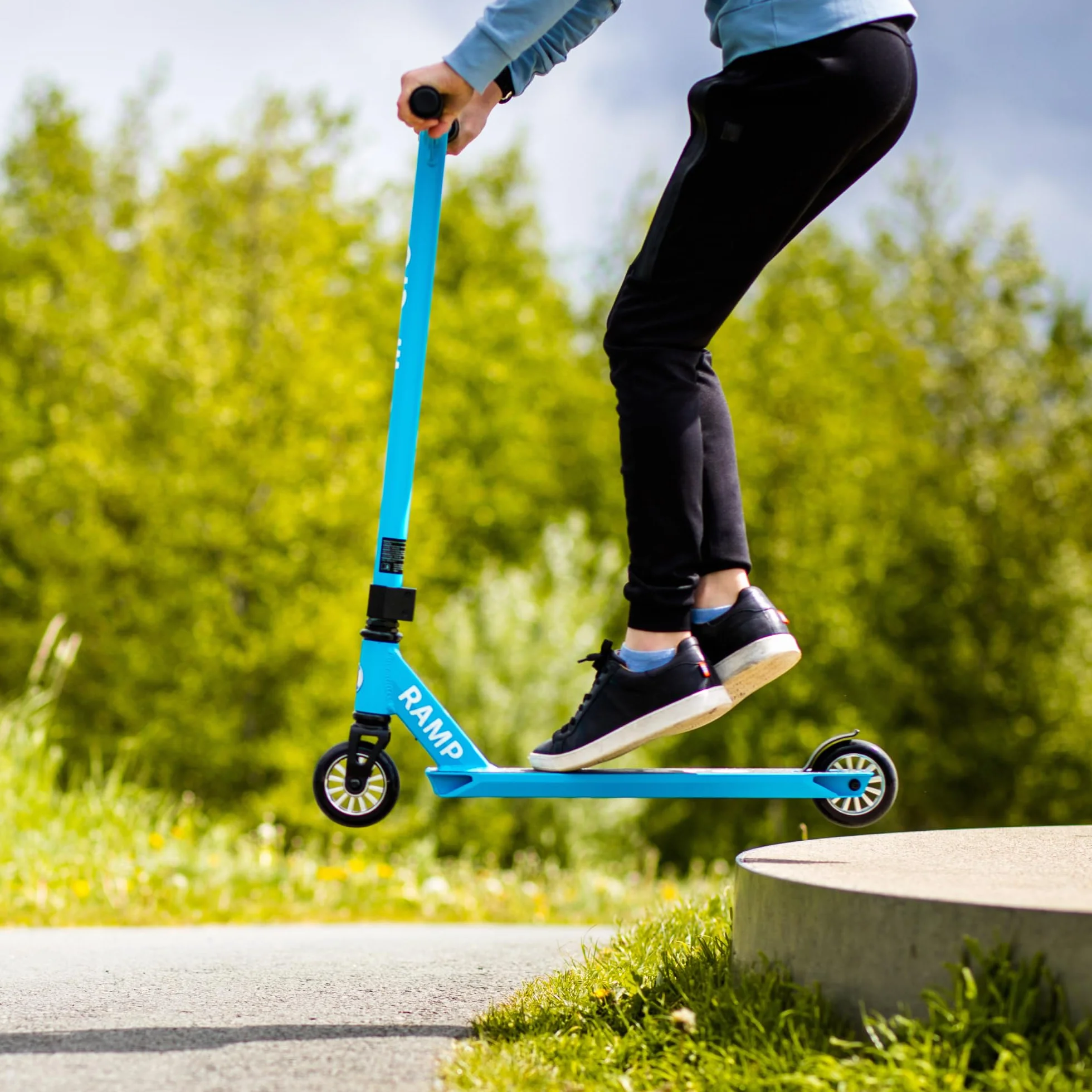 Micro® MX Ramp Scooter Freestyle | Patinete Stunt Pro para Skate Park | Barra T de Acero Reforzado | Deck Cóncavo de Aluminio 10,5x33 cm | Ruedas 100 mm Core Metálico | 3,7 kg