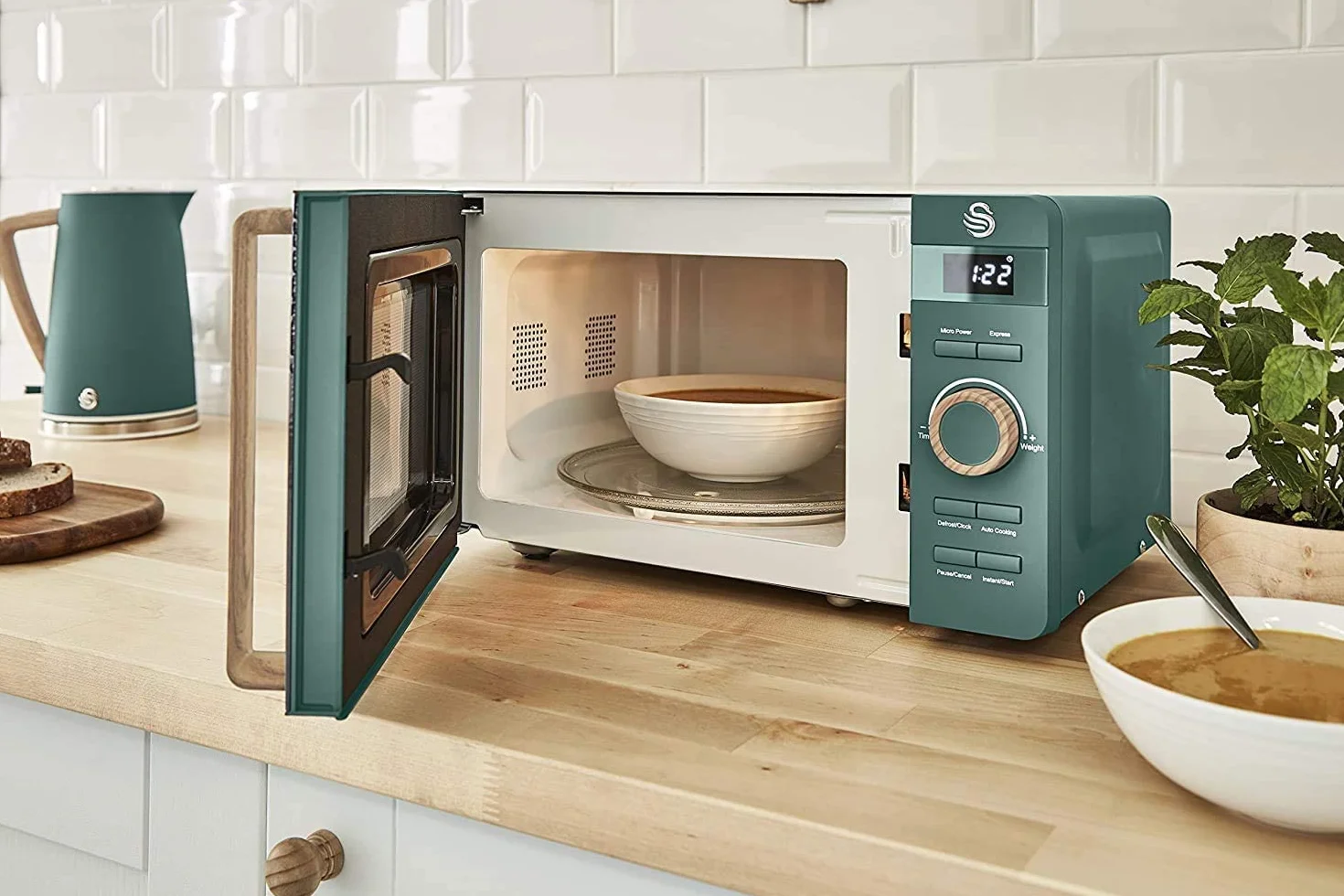 Swan Nordic Microondas digital 20L, 6 Niveles Funcionamiento, 800W Potencia, Temporizador 30 min, Fácil Limpieza, Modo Descongelar, Diseño Moderno, Tirador Efecto Madera, Verde Mate