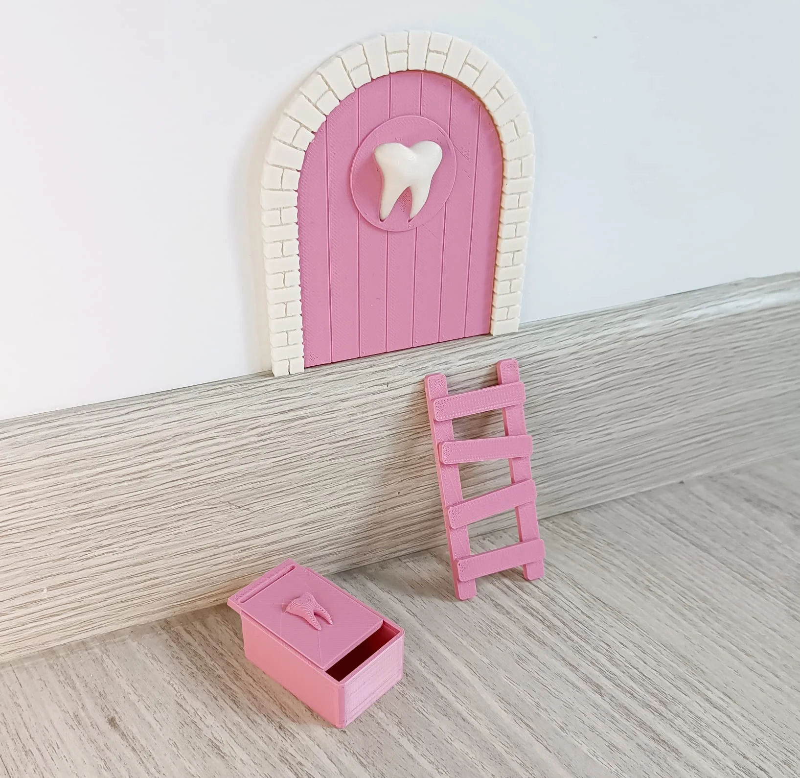 Myfuturshop® Puerta infantil para dejar dientes de leche al Ratoncito Perez. Regalo Original para niño y niña. contiene Caja para los dientes, Escalera y 4 certificados de Diente Limpio. (Rosa)