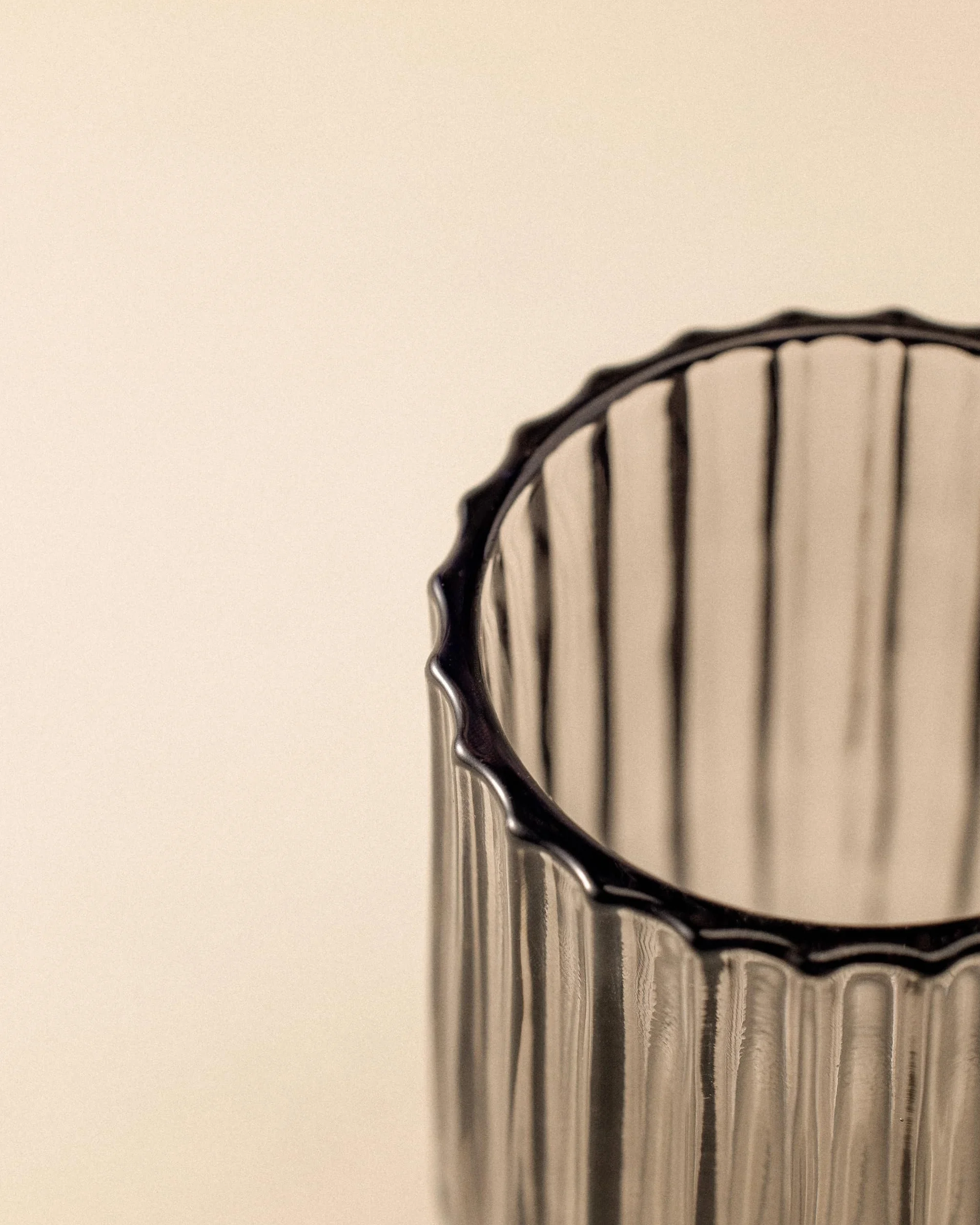 Cosmic Lido Vaso Portacepillos para Encimera de Baño con Diseño Contemporáneo y Circular. Soporte para Cepillos de Dientes de Cristal de Color Smokey Grey