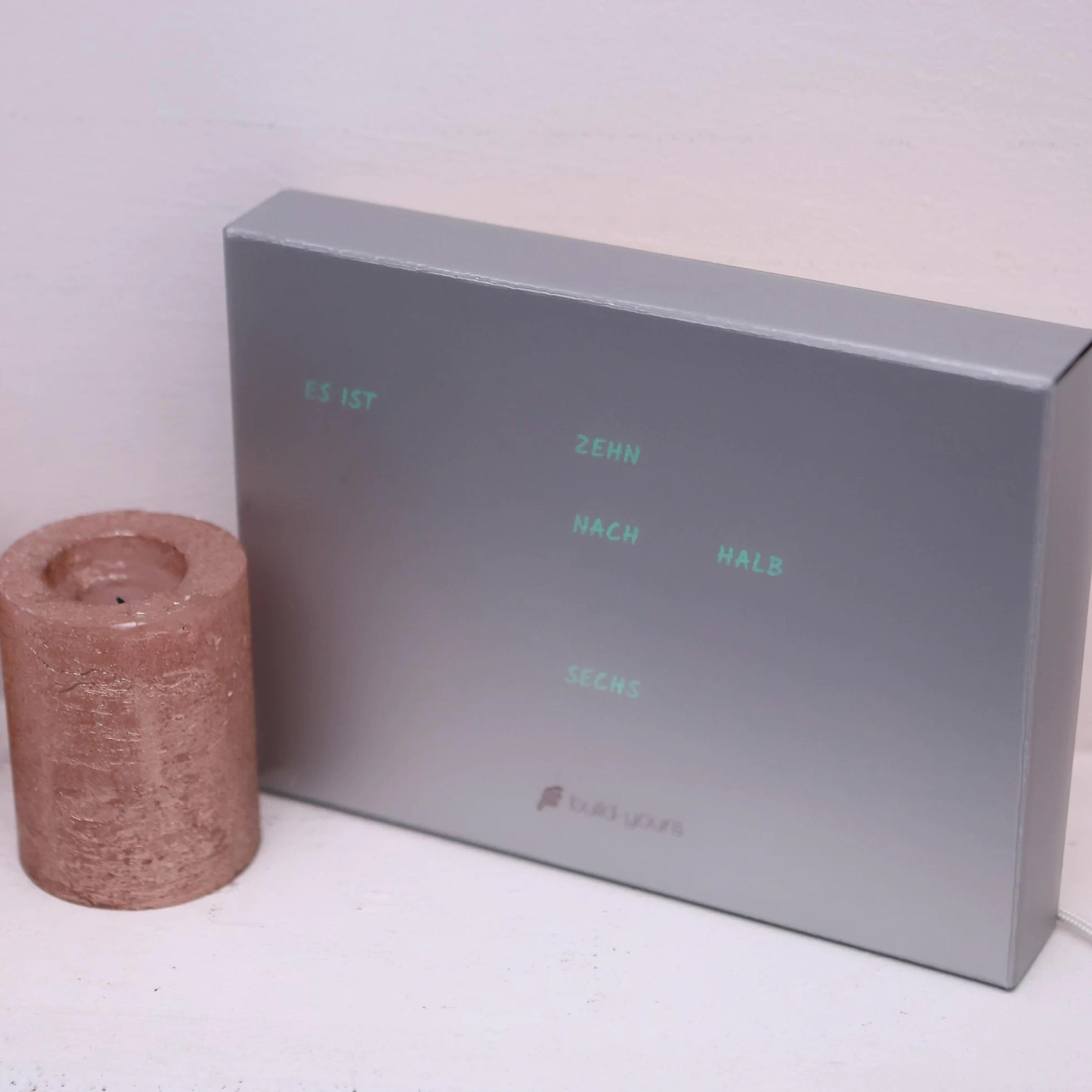 BoxClock Plain Gray - Reloj de mesa digital con pantalla LED, WiFi y soporte ajustable, reloj delgado para oficina, hogar y decoración moderna