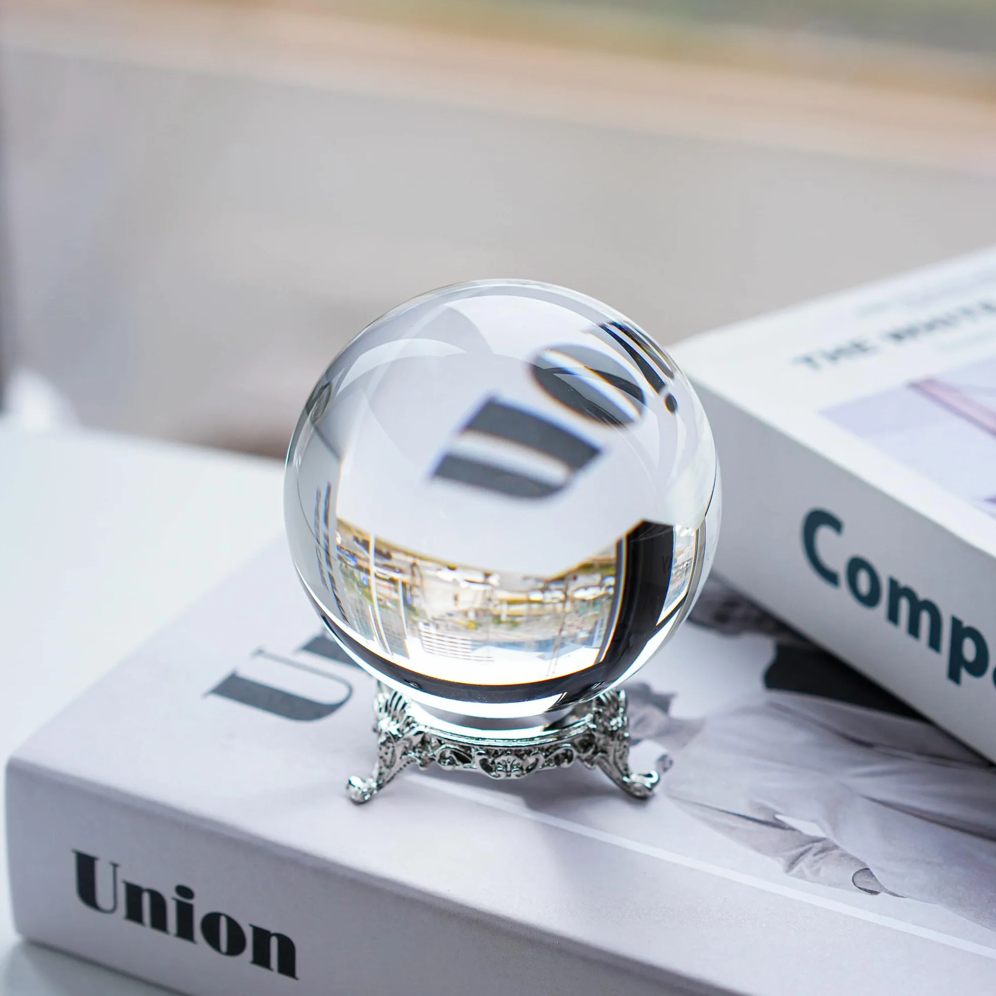 QFkris Bola de Cristal Transparente de 80 mm con Soporte para adivinación de adivinación, Esfera de Cristal para Magia, Bola Decorativa de 3.1 Pulgadas para fotografía de Lentes, Feng Shui