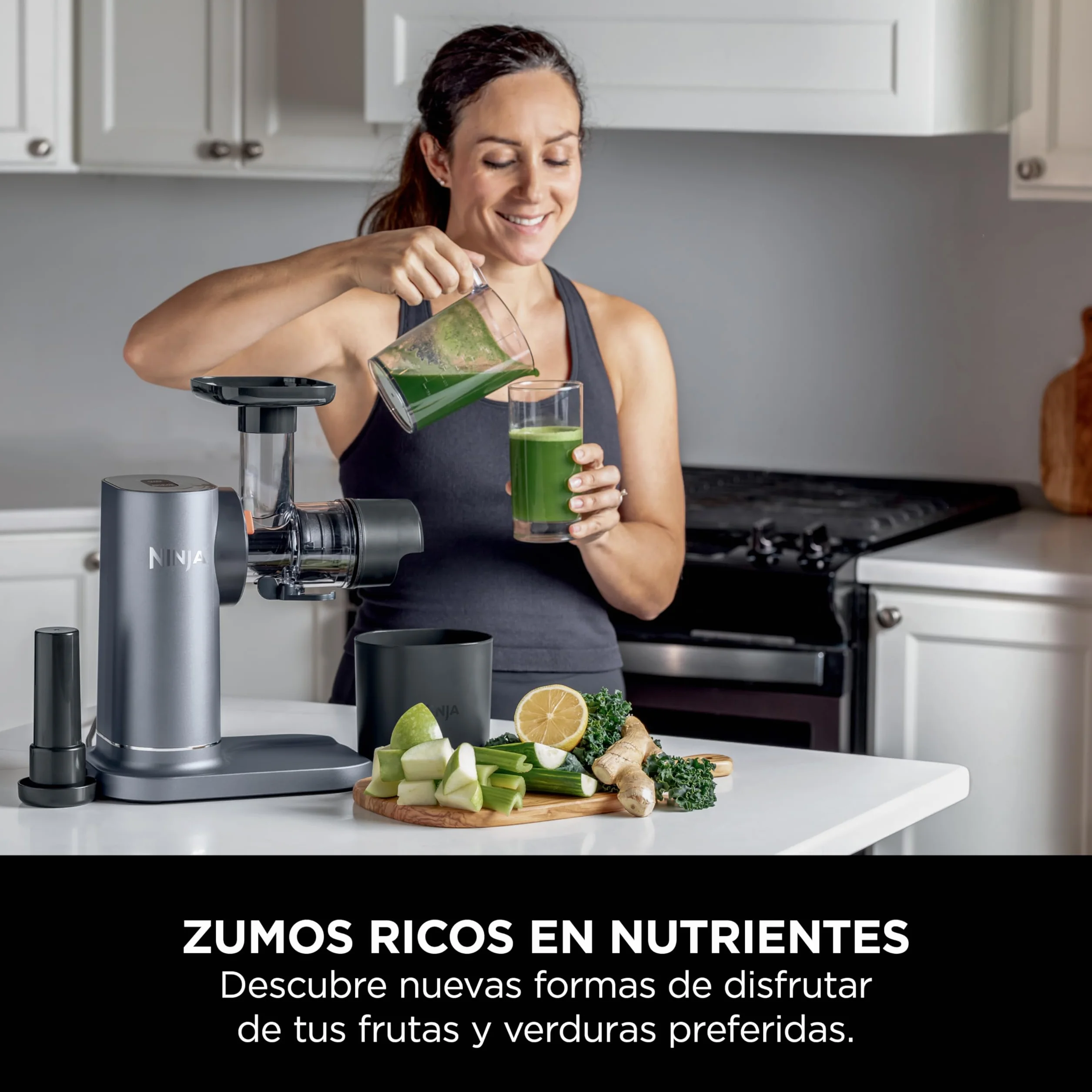 Ninja Licuadora de Prensado en Frío para Zumos y Bebidas Saludables - Diseño Compacto y Fácil de Limpiar - Jarra de 700 ml y Recipiente para Pulpa de 1,1 l - Gris, JC151EU