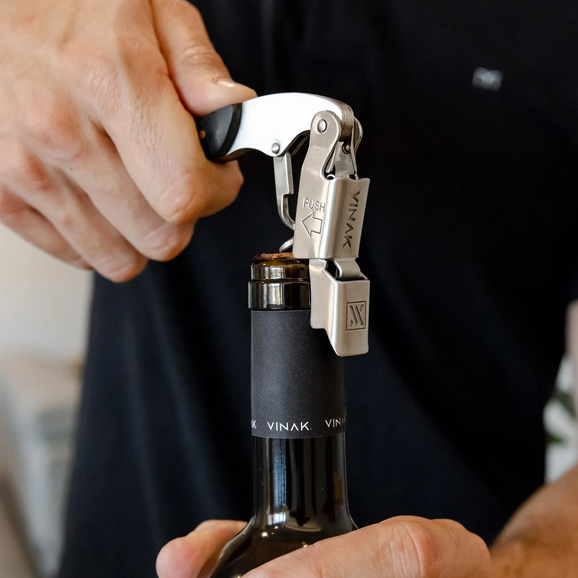 VINAK - Sacacorchos Camarero Profesional XPERT | Acero Inoxidable y Madera de Ébano | Doble Apoyo Articulado | Abrebotellas y Navaja Cortacápsulas | Espiral Profesional