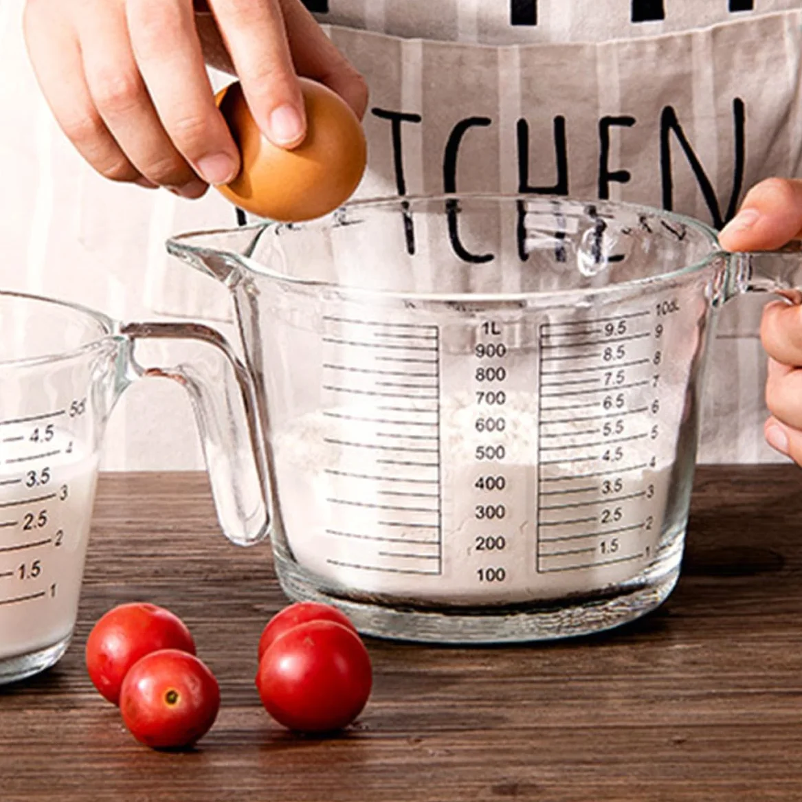 OSALADI Jarra Medidora Material Vidrio y Madera Fácil de Limpiar de Vidrio Resistente al Calor con Escala Adecuado para Medir Jugos y Líquidos en Cocina