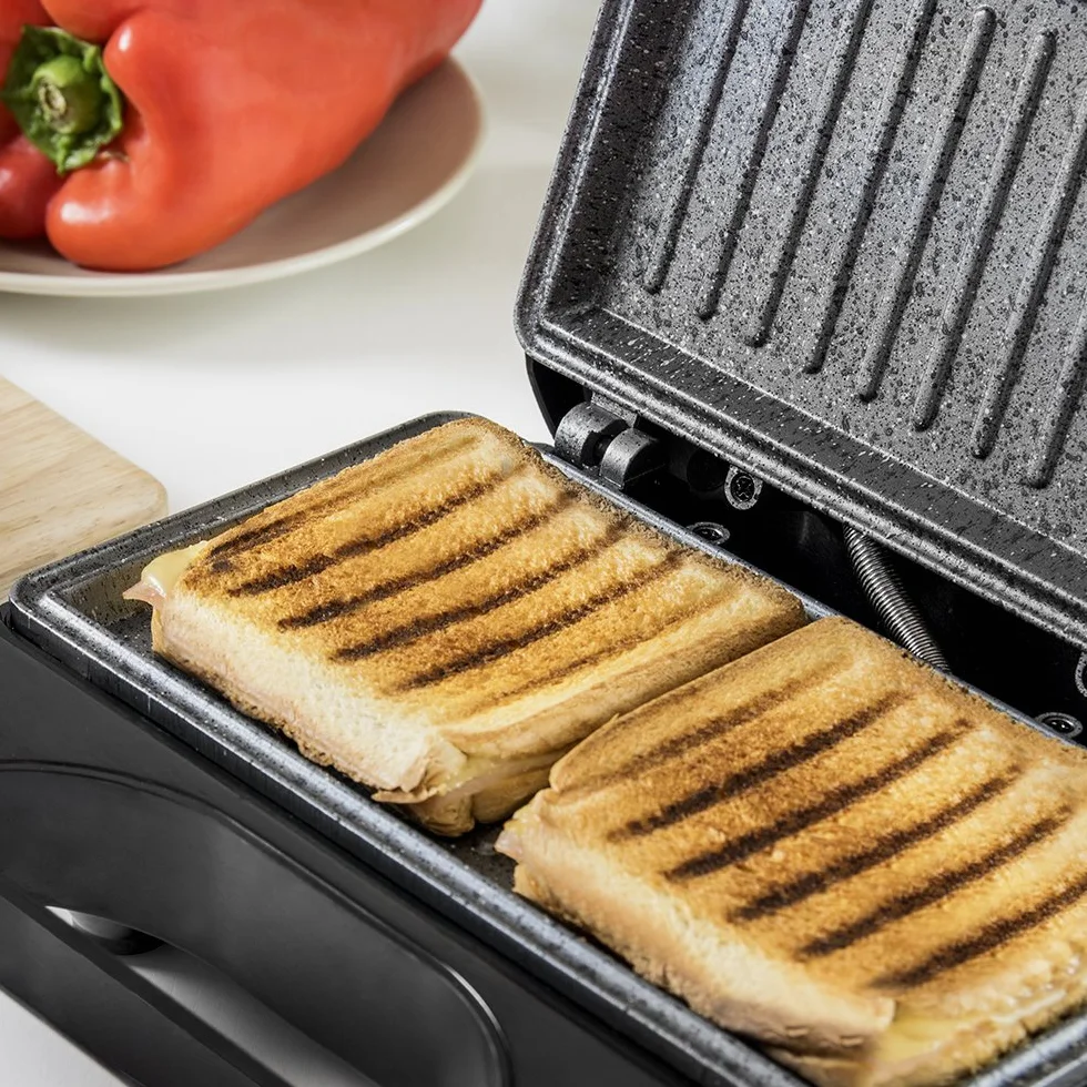 Cecotec Sandwichera con Revestimiento Antiadherente Rock’nToast Square. 750 W, Revestimiento de Piedra, Capacidad para 2 Sándwiches y Superficie Grill, Asa Tacto Frío, Recogecables