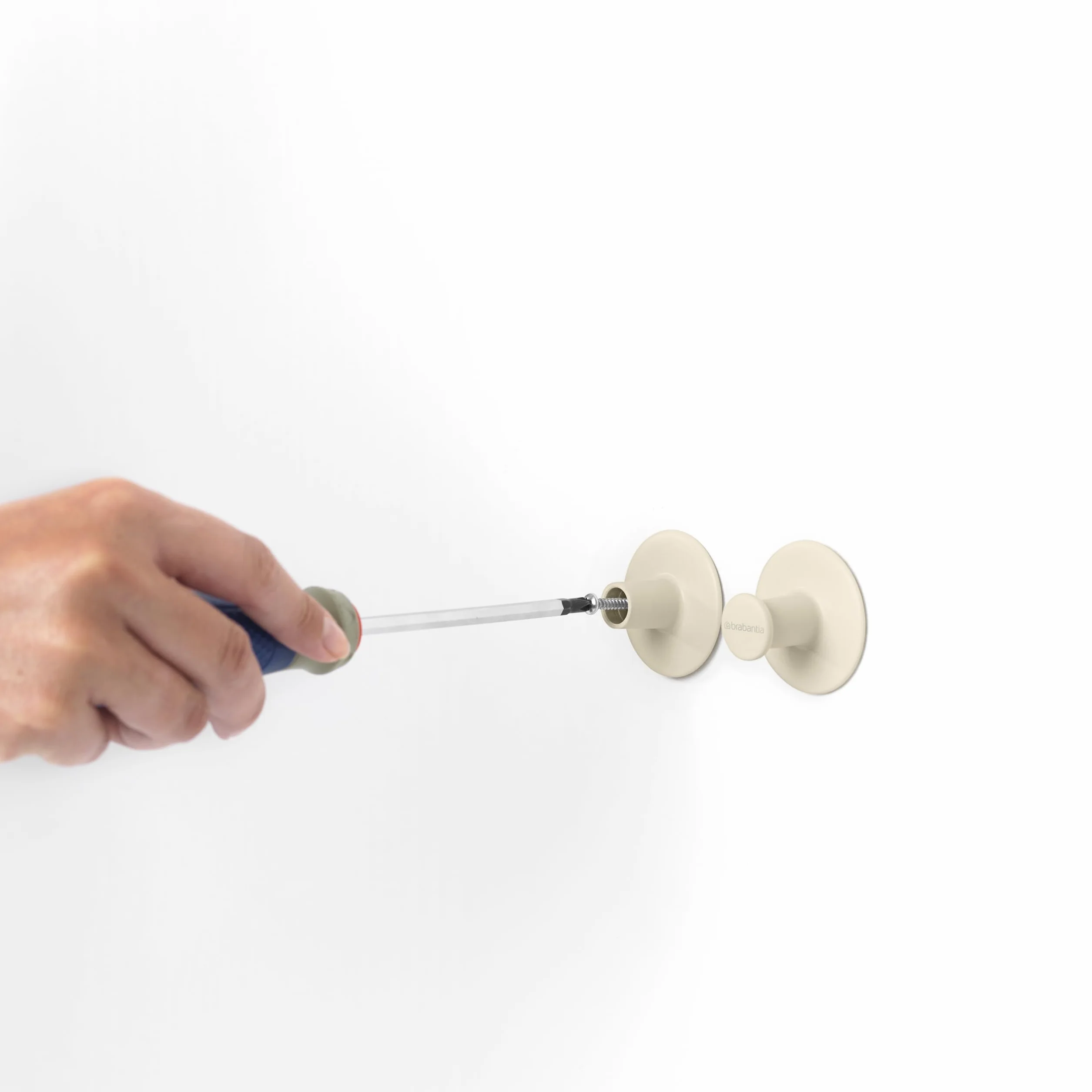 Brabantia - Renew Juego de 2 Colgadores de Toalla - Ideales para Baño, Aseo o Cocina - Soportan hasta 2 kg - con o sin Taladro - Materiales de Fijación Incluidos - Soft Beige