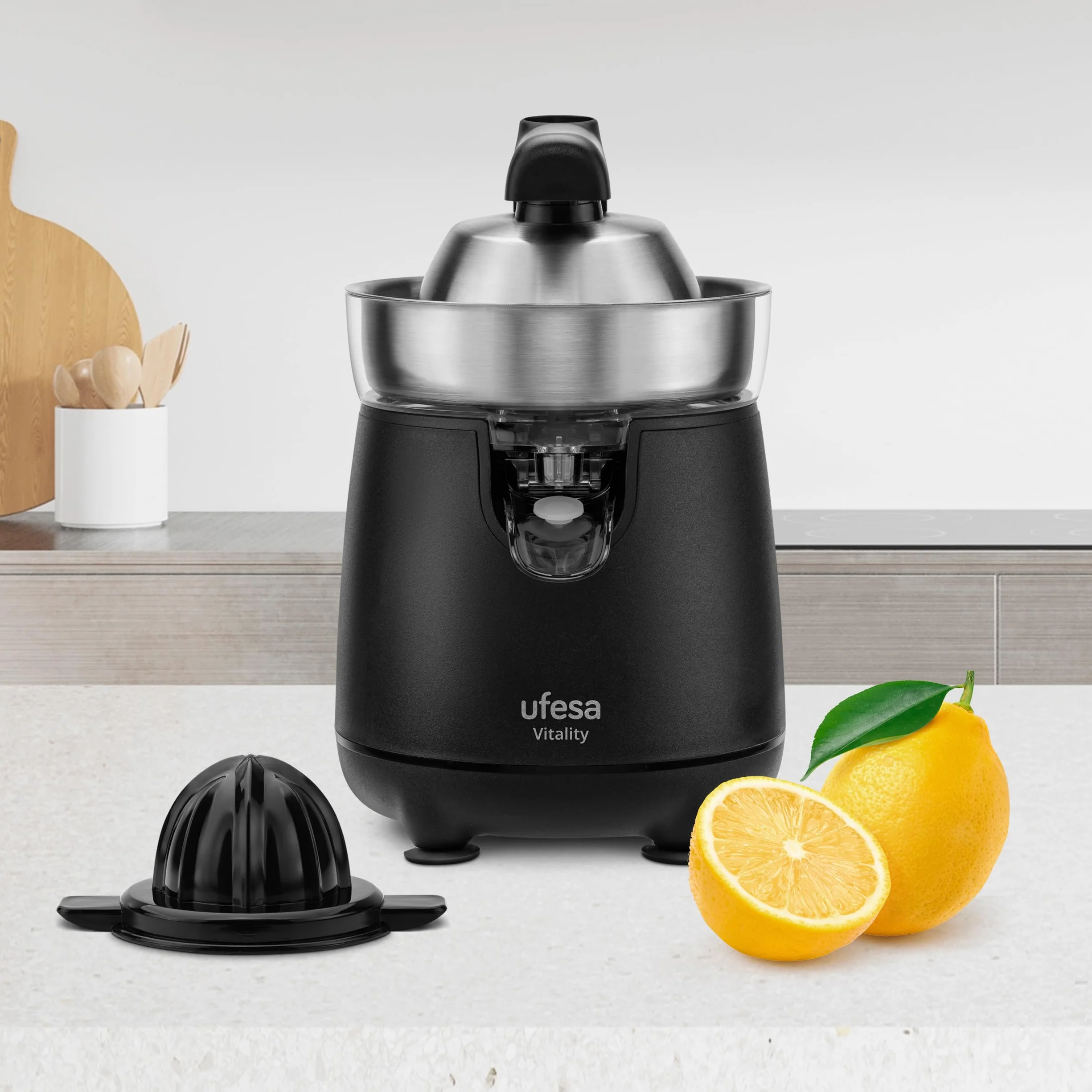 Ufesa Vitality, Exprimidor Eléctrico de brazo, 120W, Vertido Continuo, Sistema Antigoteo, Doble Cono, Filtro en Acero Inoxidable, Brazo para la extracción del Zumo, Sin BPA, Negro Inox