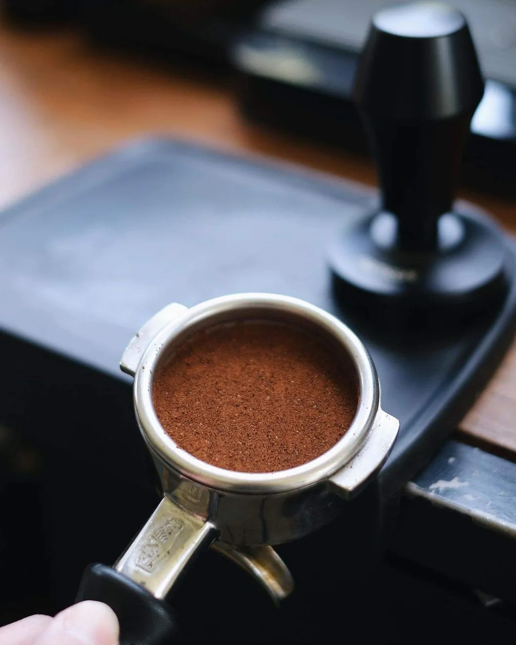 Normcore Prensador de café 58,5mm - Prensador de café molido - elegante pisón de espresso como juego de prensador barista, presión de prensado calibrada | - 15lb / 25lb / 30lbs presión de prensado