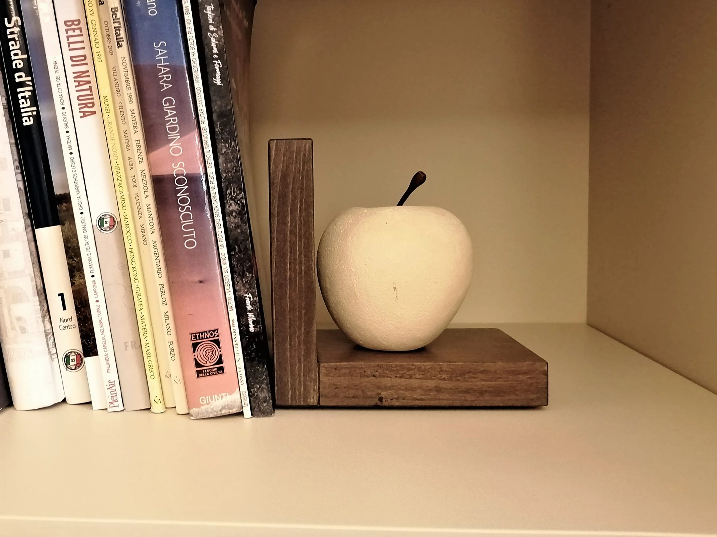 Sujetalibros Manzana. Escultura de Piedra sobre Base de Madera. Producto Hecho a Mano.Q027M