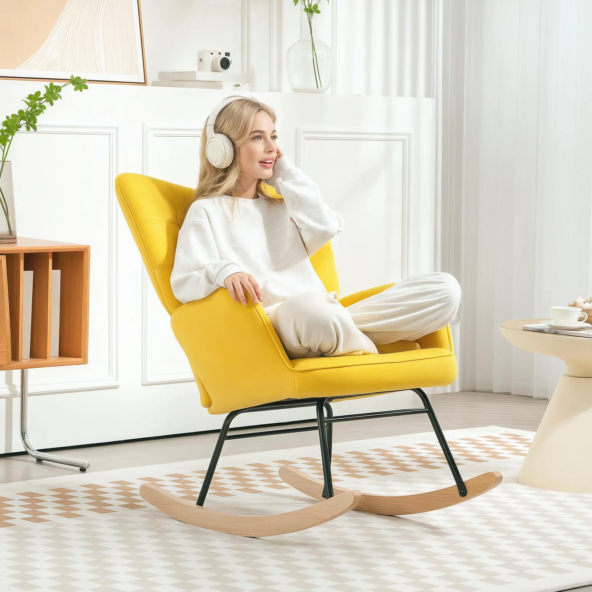HOMCOM Sillón balancín tapizado de terciopelo estructura acero patas madera maciza amarillo