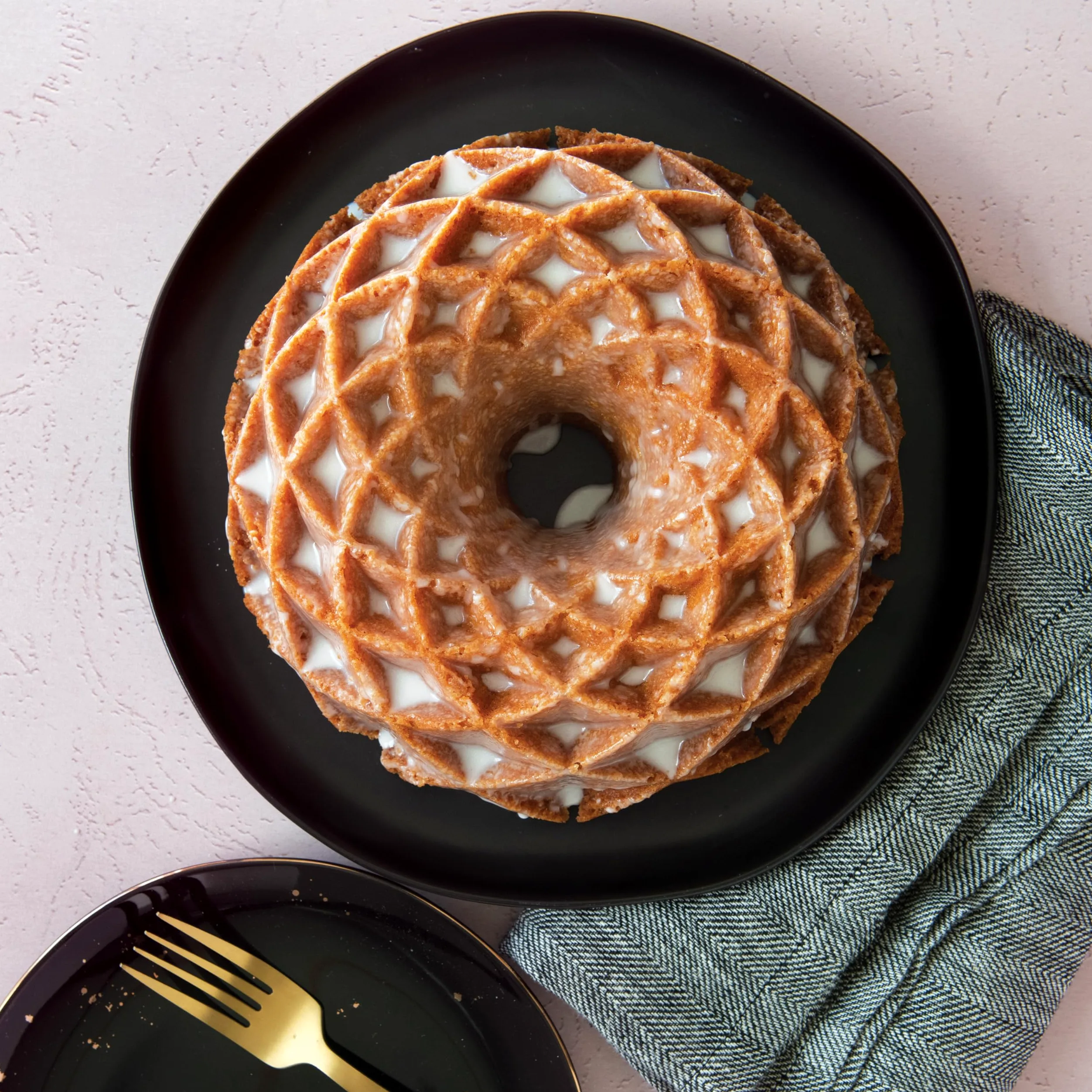 Nordic Ware Jubilee Bundt - Molde de aluminio fundido, molde para tartas con patrón geométrico, hecho en los Estados Unidos, color: dorado