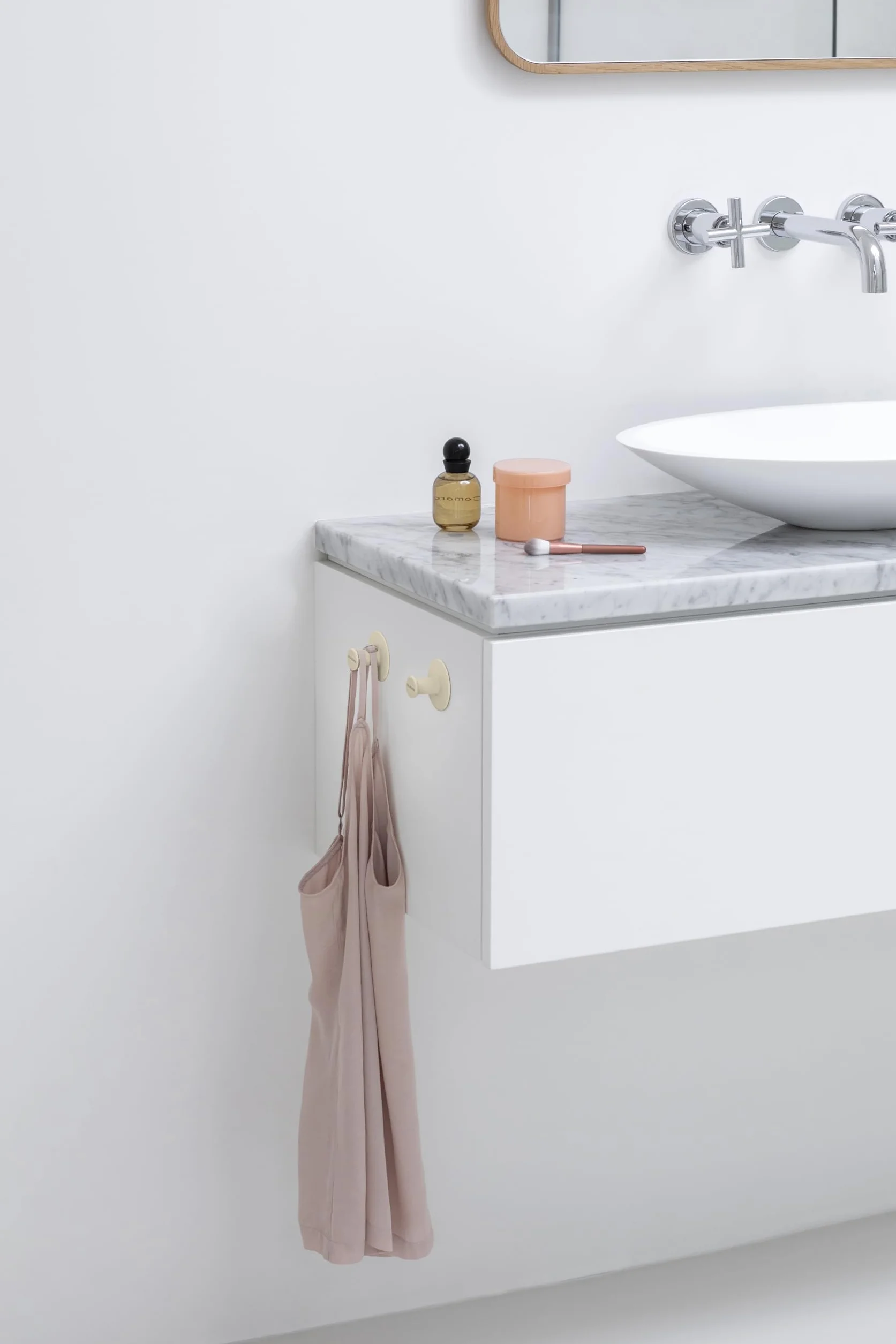 Brabantia - Renew Juego de 2 Colgadores de Toalla - Ideales para Baño, Aseo o Cocina - Soportan hasta 2 kg - con o sin Taladro - Materiales de Fijación Incluidos - Soft Beige