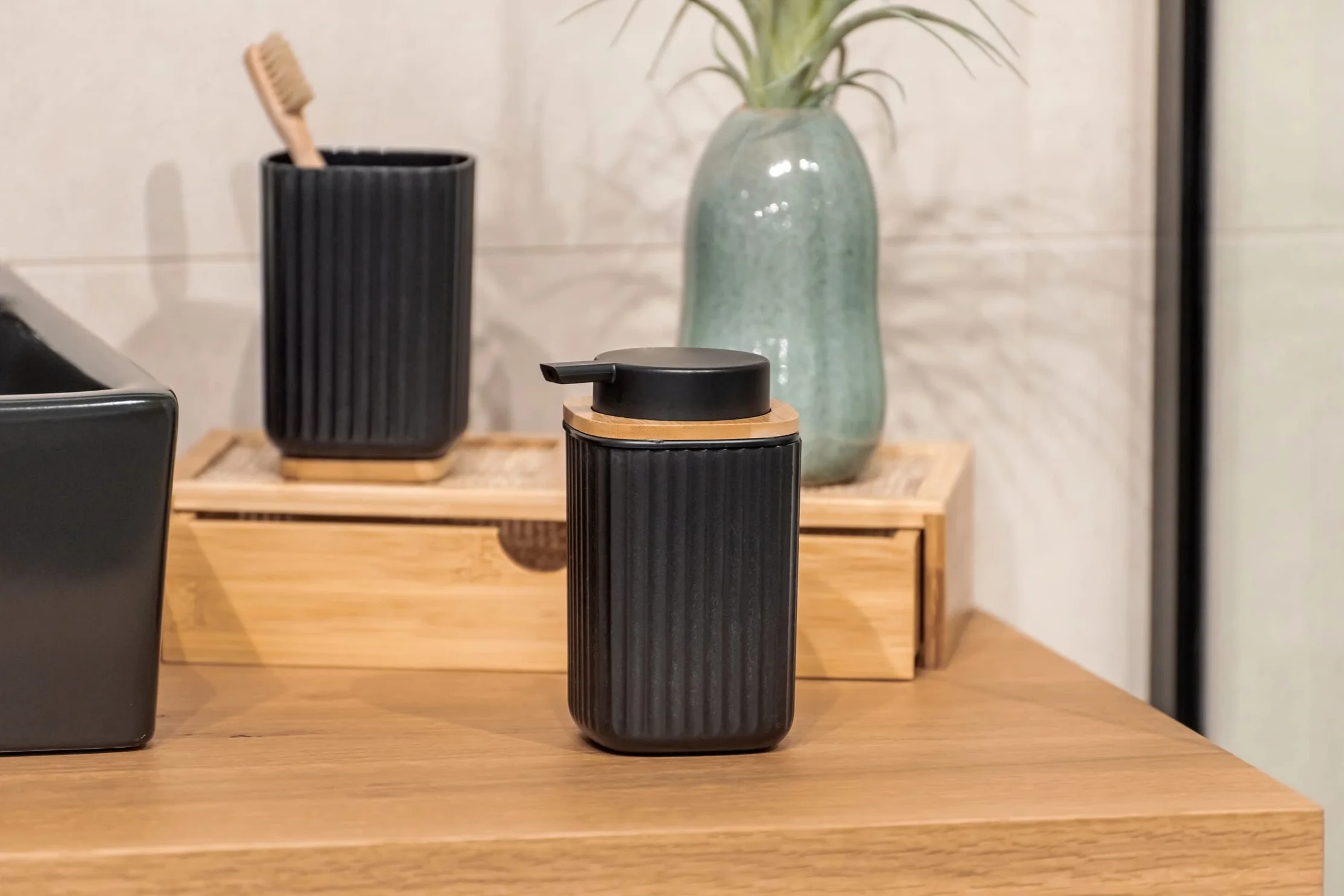 WENKO Vaso para cepillo de dientes Rotello, de plástico, para cepillos de dientes, y base de bambú, para guardar utensilios, con estructura acanalada de fácil sujeción, Ø 8,6 x 11,1 cm, negro/natural