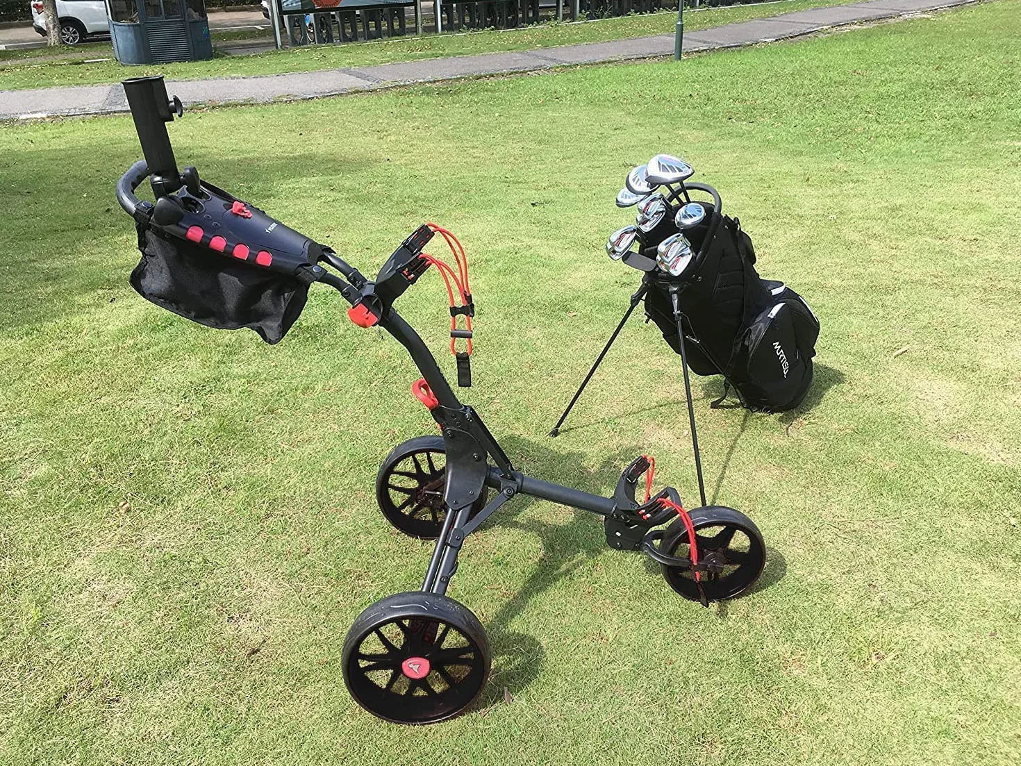 Carrito de golf Newfly 3 ruedas ultraligero plegable con freno de pie soporte para paraguas