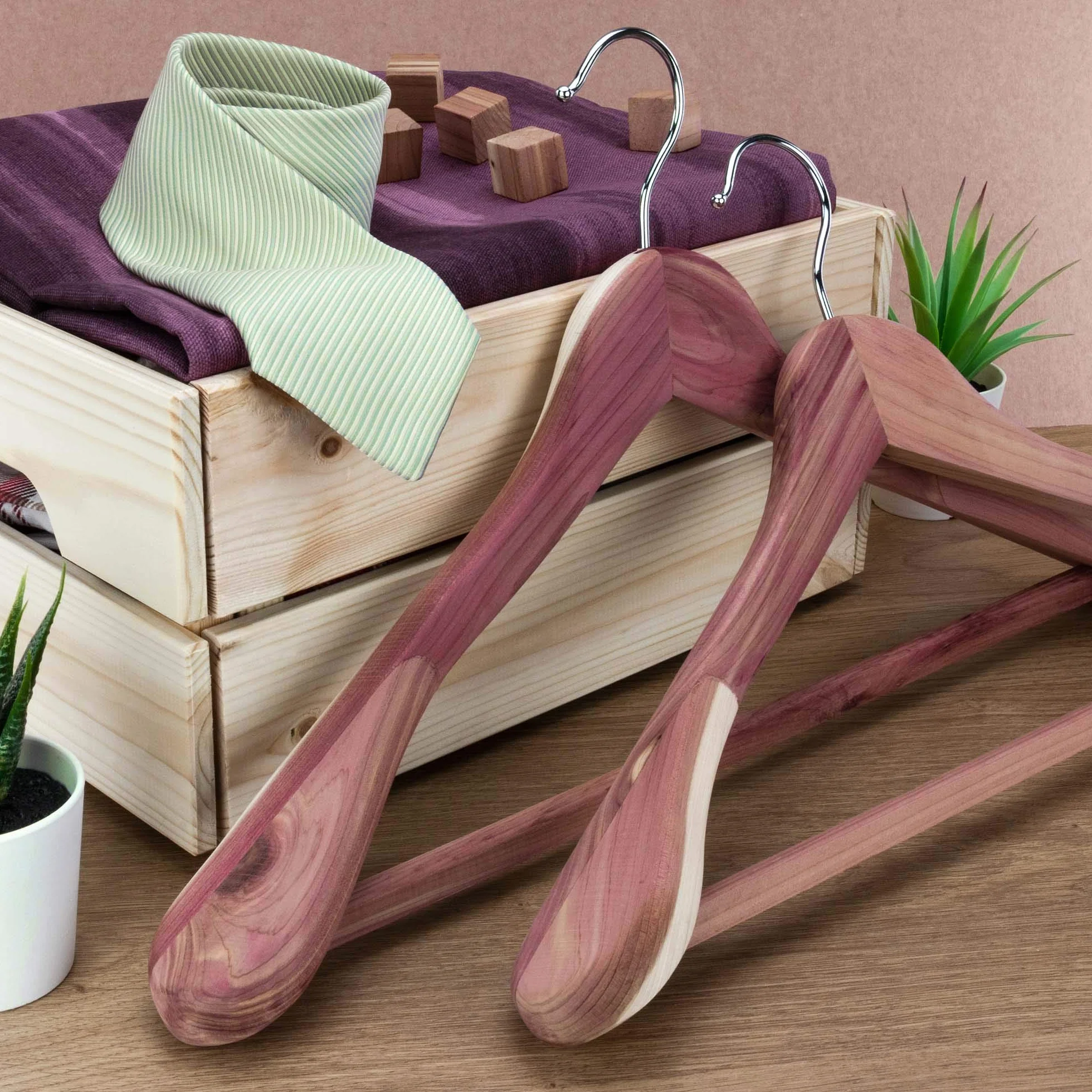 Hangerworld 3 Perchas Traje 45cm Madera de Cedro Antipolilla Hombreras Anchas Barra Antideslizante